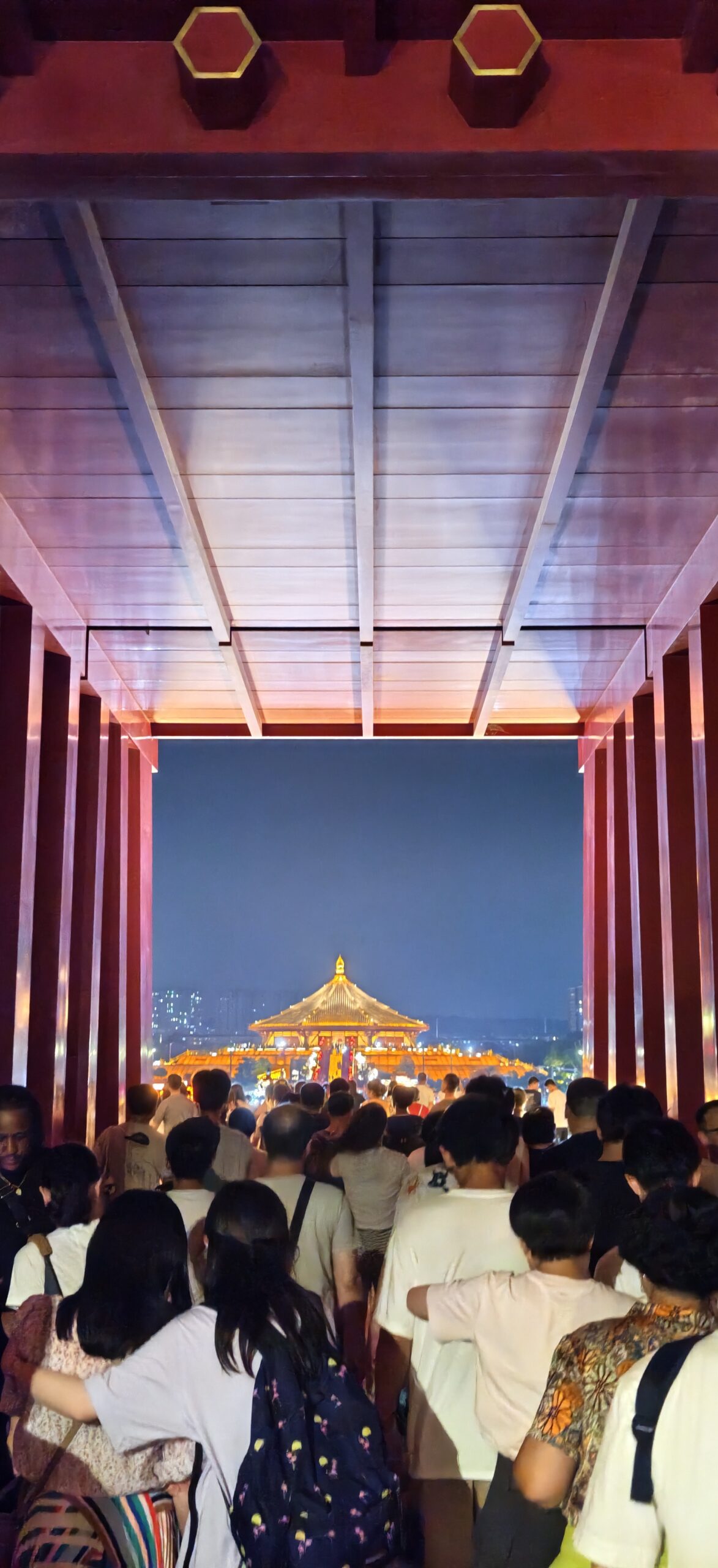 从应天门方向望向洛阳明堂夜景