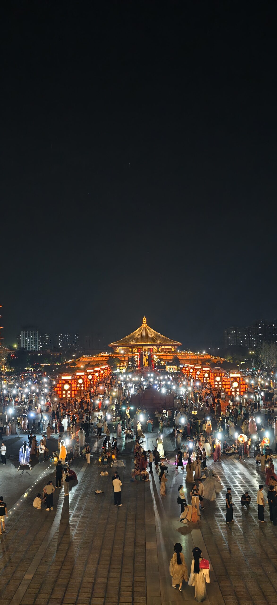 洛阳隋唐洛阳城明堂夜景与游人