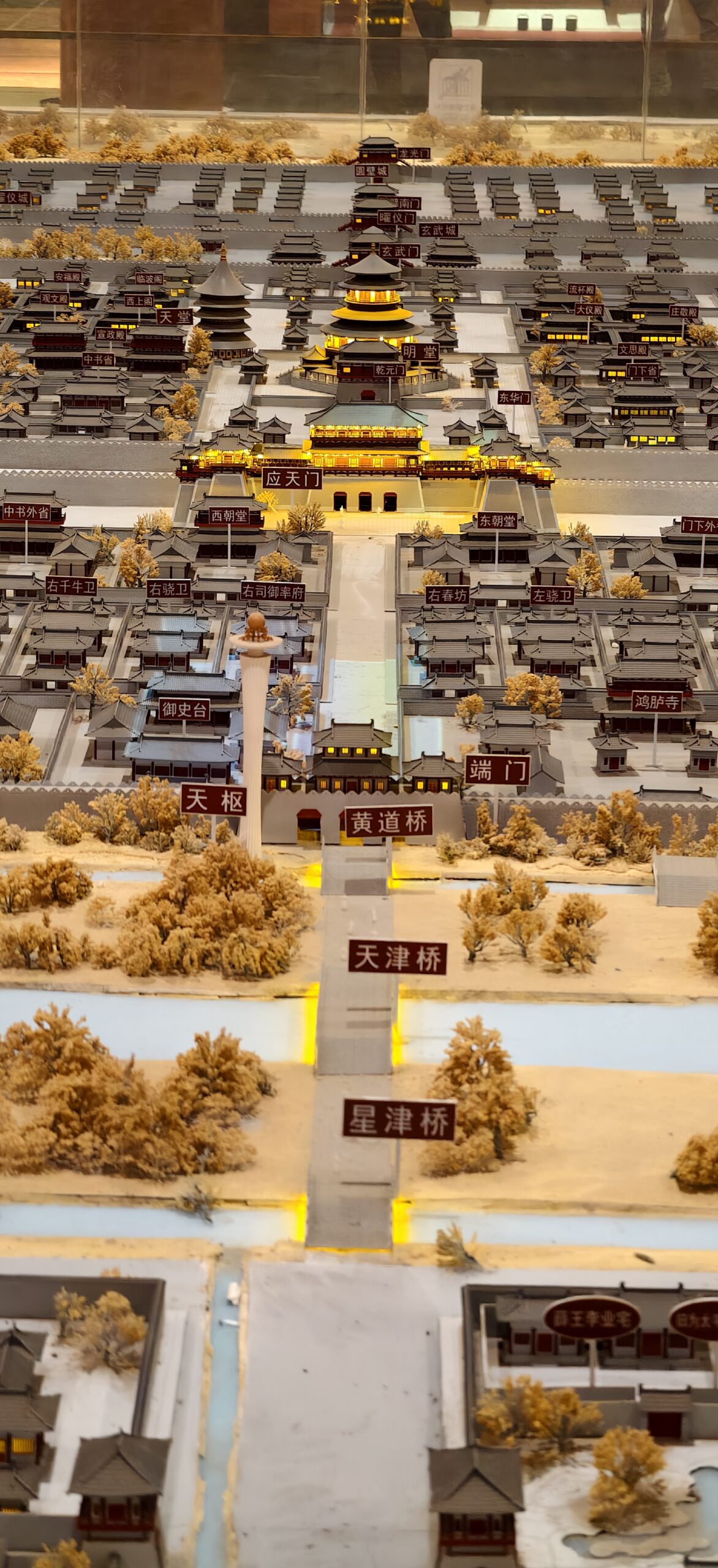 夜游人群从应天门方向汇集，灯火把古建筑的轮廓托向更深的天空