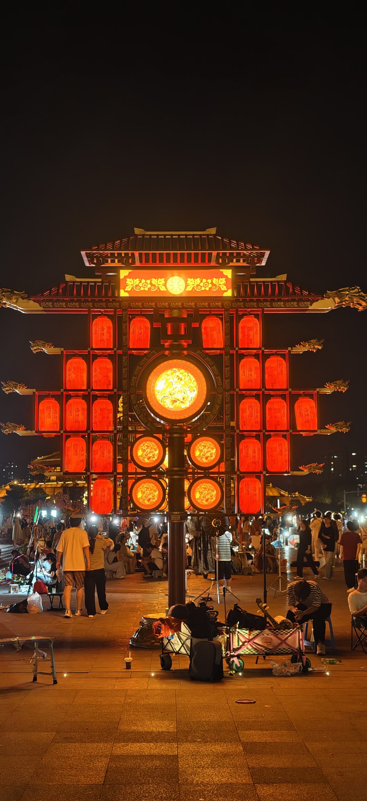 广场上的大型灯饰与红灯笼，把遗址区装点成节日般的夜场