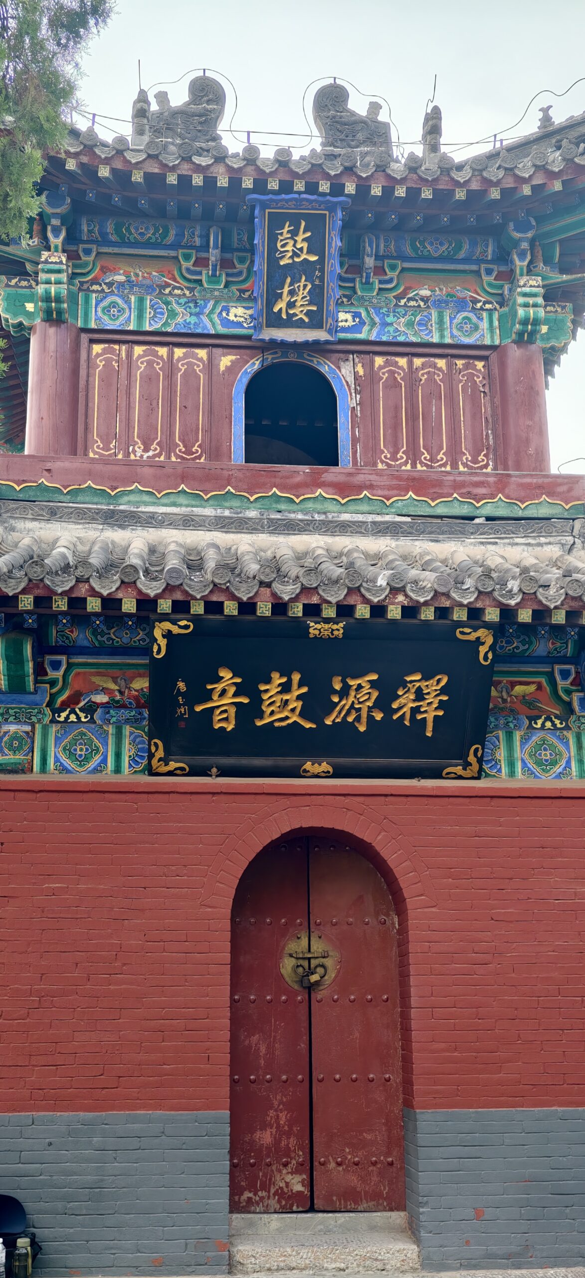 白马寺廊庑与红灯笼