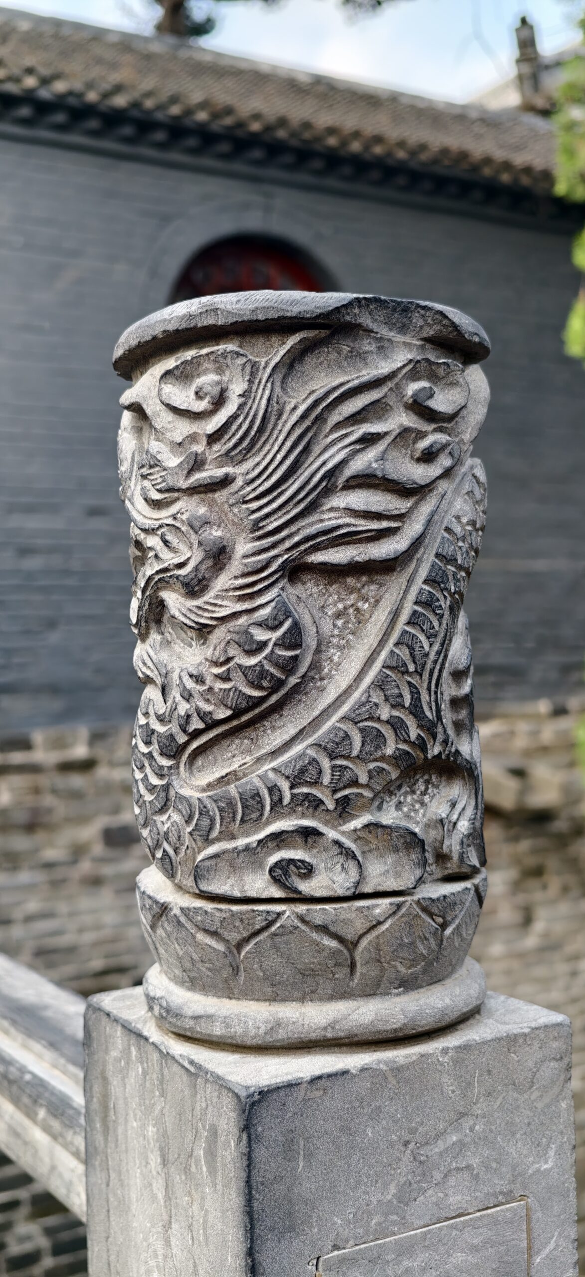 白马寺一角：砖石、木构与香火留下的色泽彼此贴近