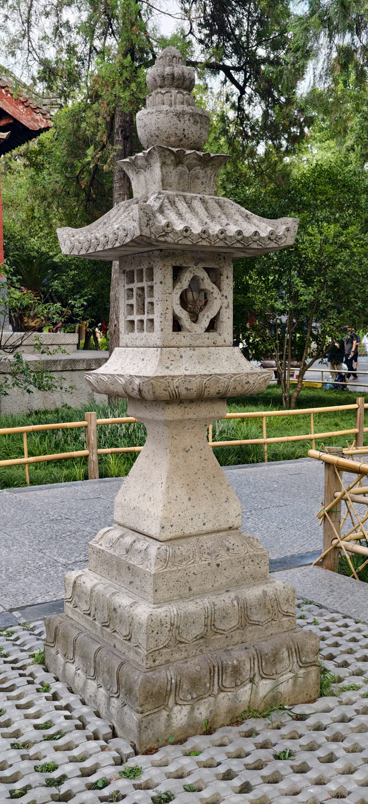 白马寺门楣与柱础细部