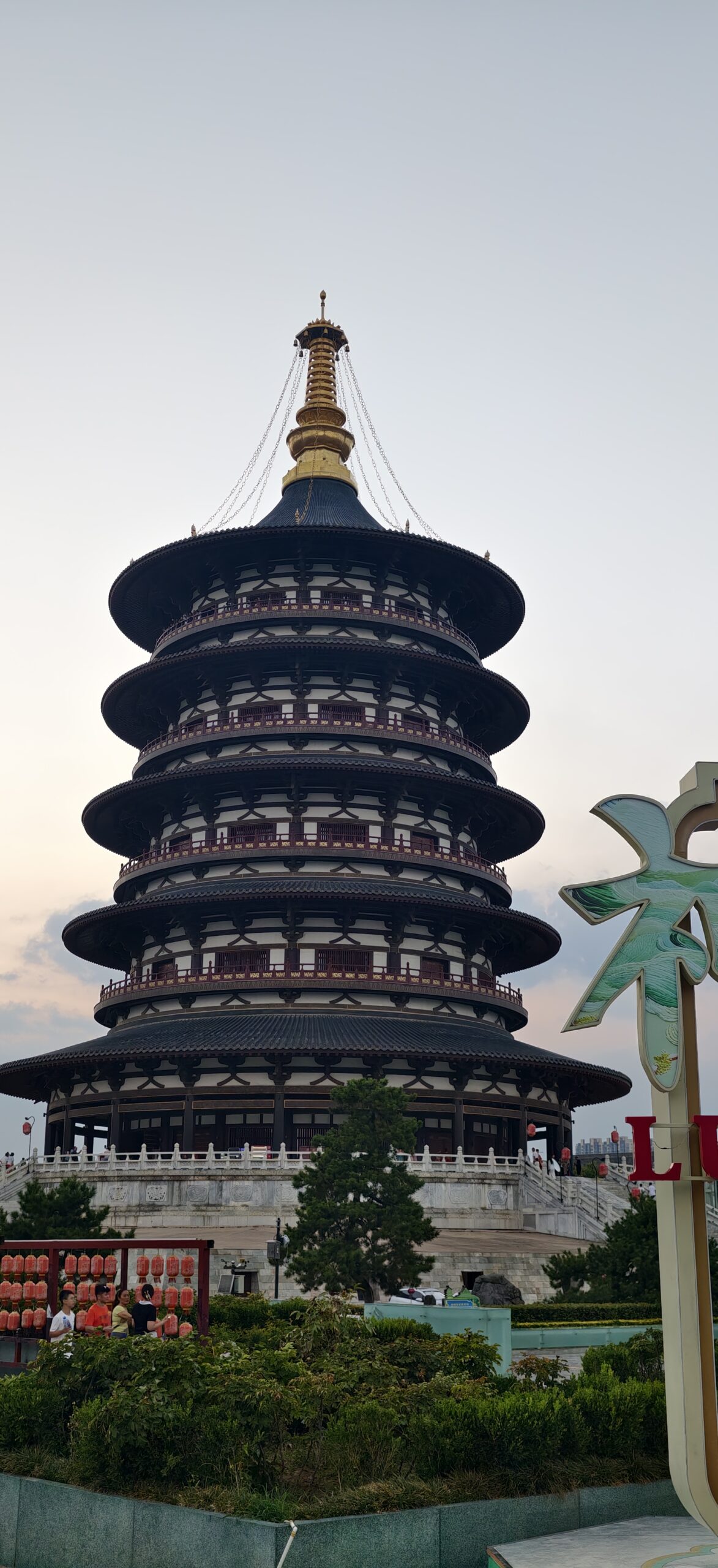 傍晚明堂与应天门在暮色中的轮廓