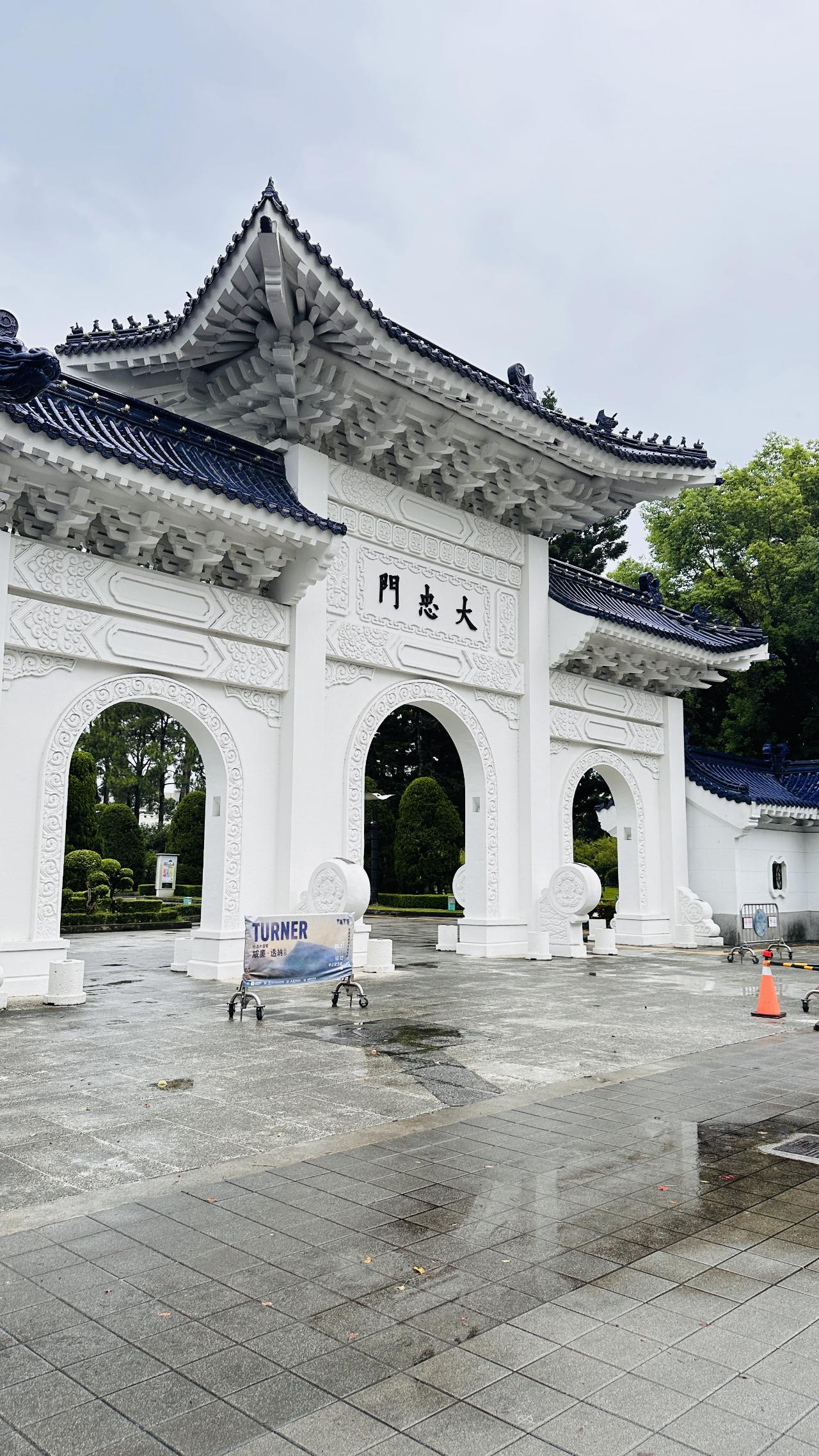 大忠门在雨里显得更安静，广场的轴线从这里继续展开