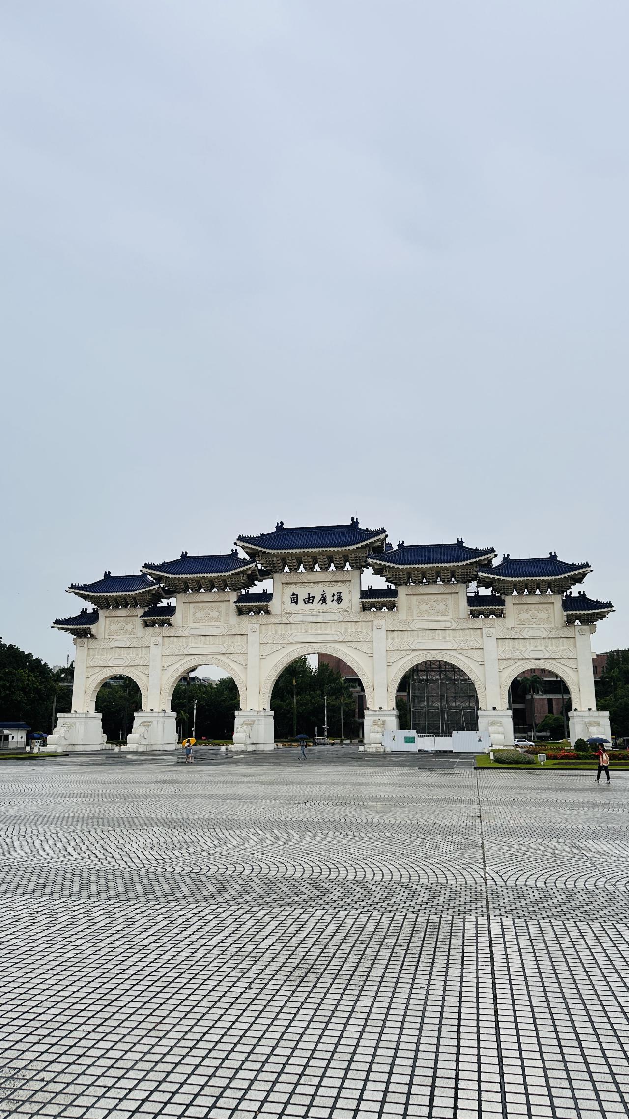 自由广场牌楼远远立着，先把空间的尺度打开