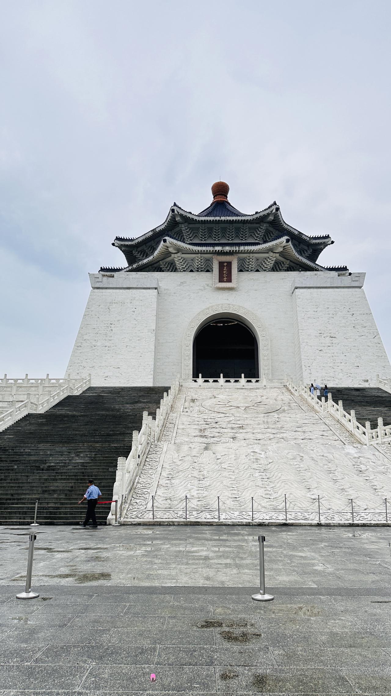 正面望去，建筑的庄重感比照片里更强