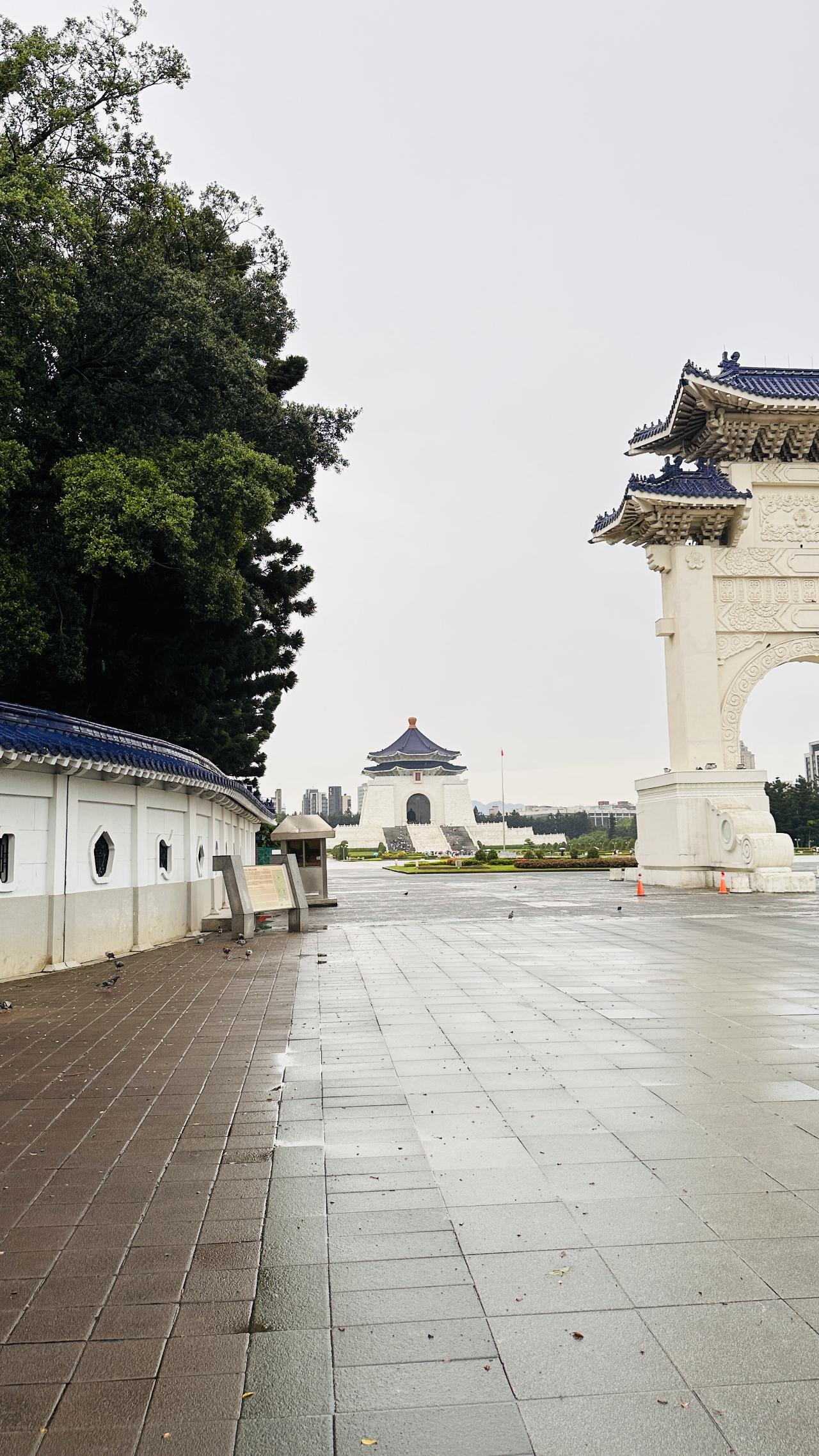 广场边的墙与廊道，让整片空间有了边界