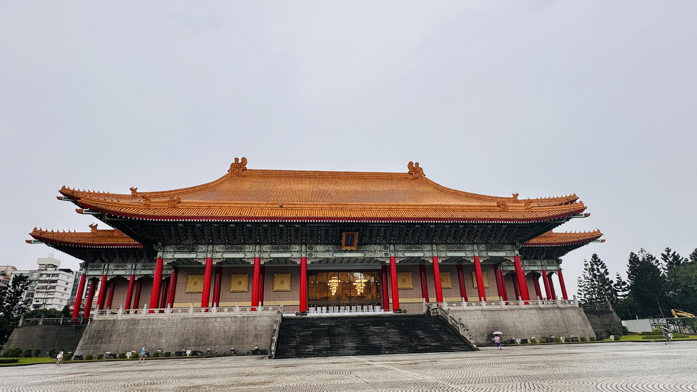 屋顶与殿堂线条之间，权力叙事也被建筑保存下来