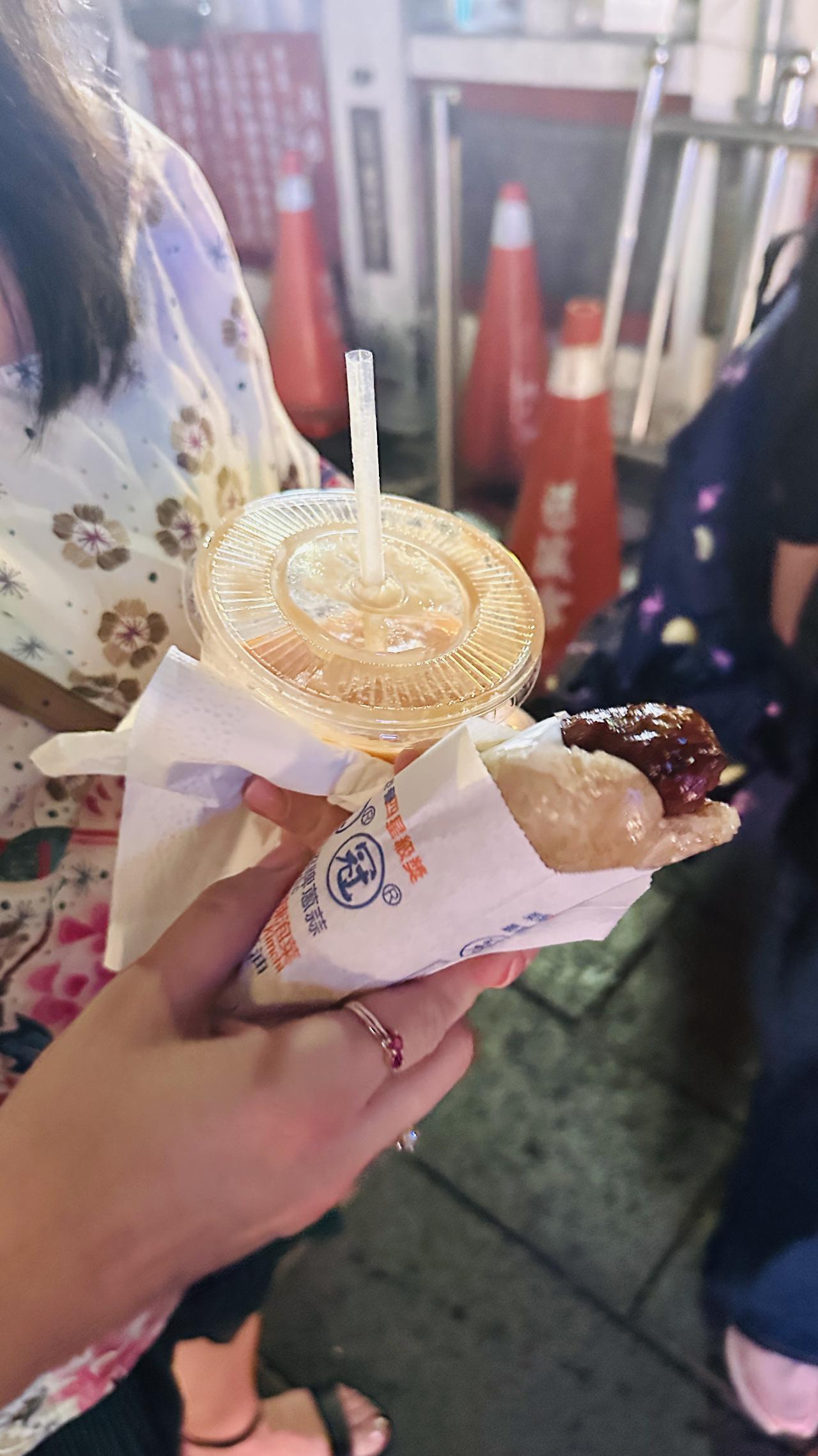 孩子手里的甜味，是长途飞行后最直接的奖励