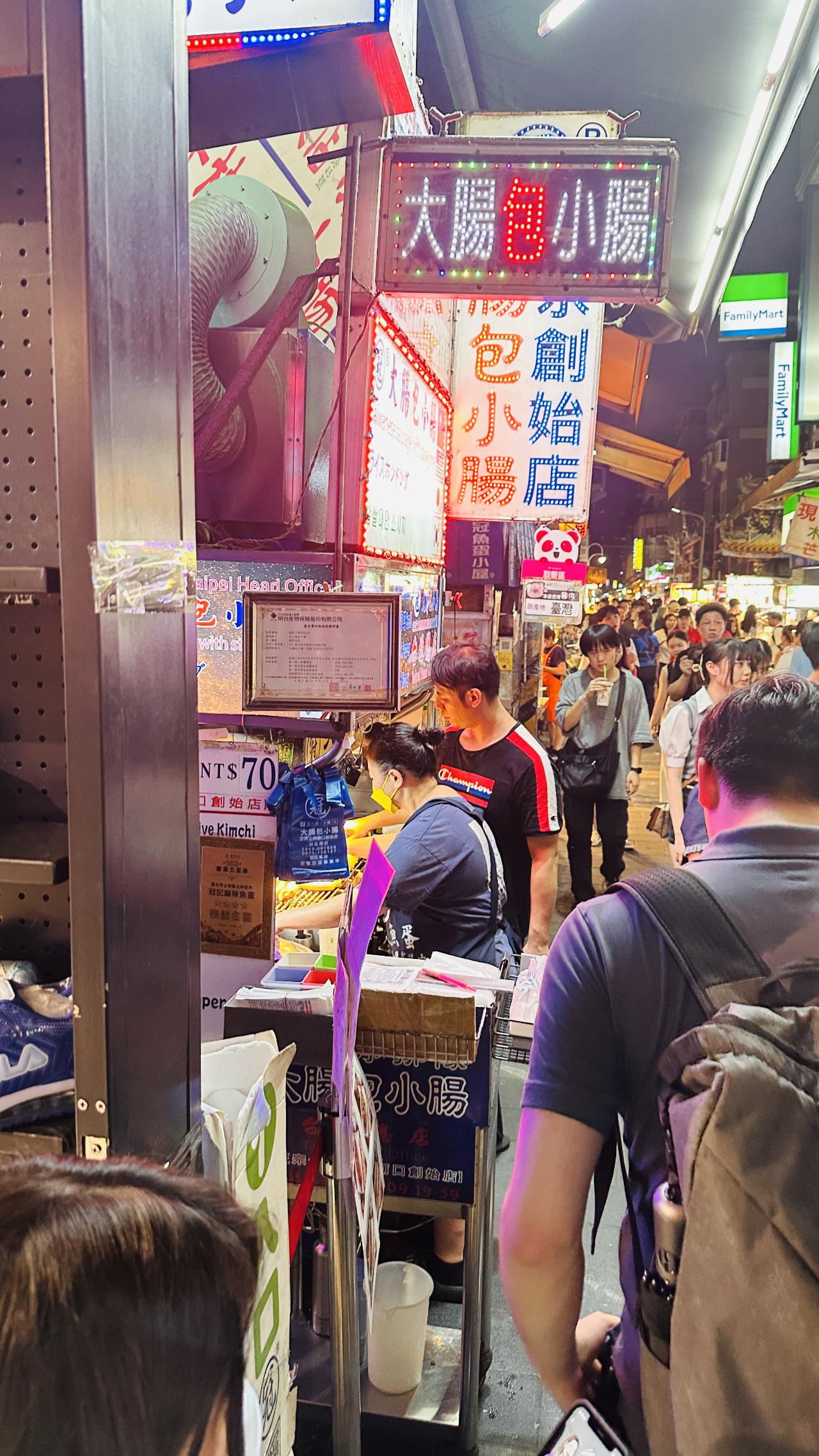 第一晚的夜市灯火，把疲惫的人重新叫醒