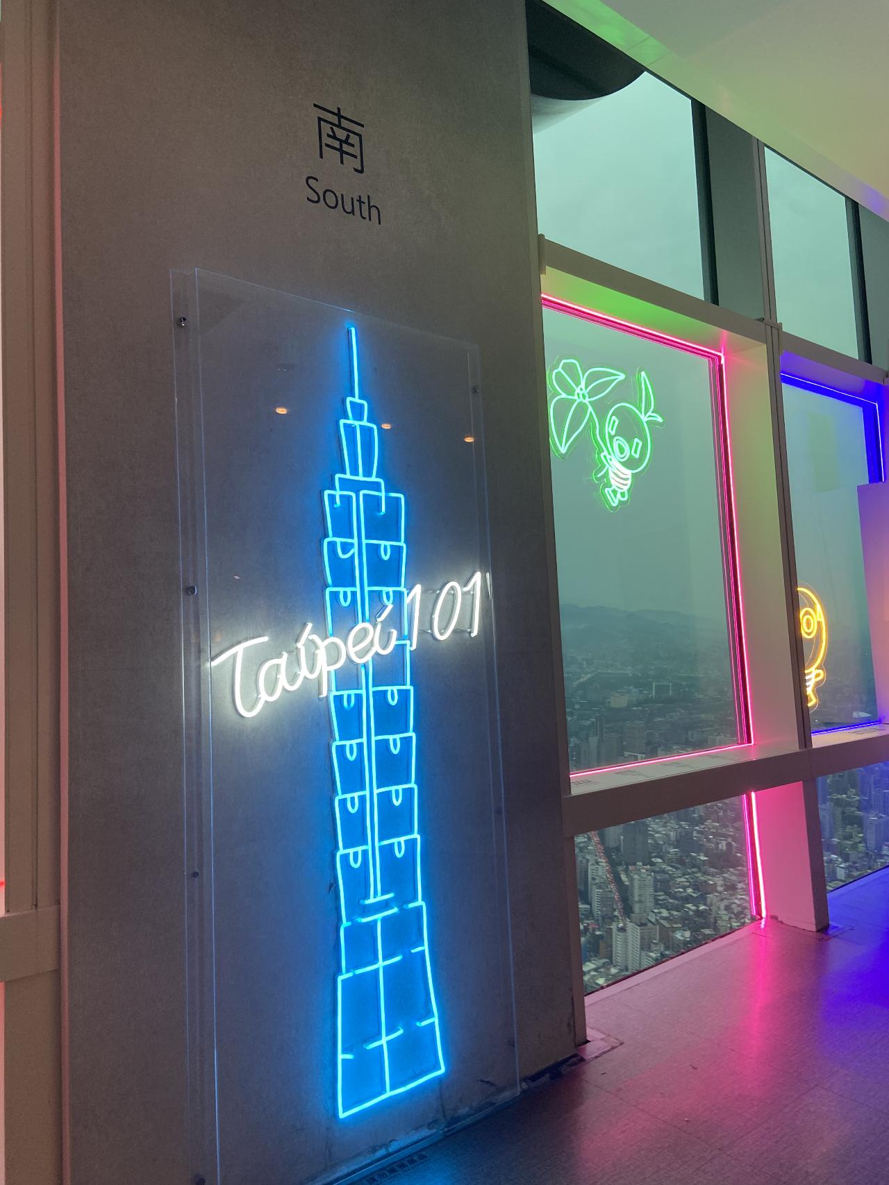 夜色渐起时，楼身的光把城市轮廓重新描了一遍