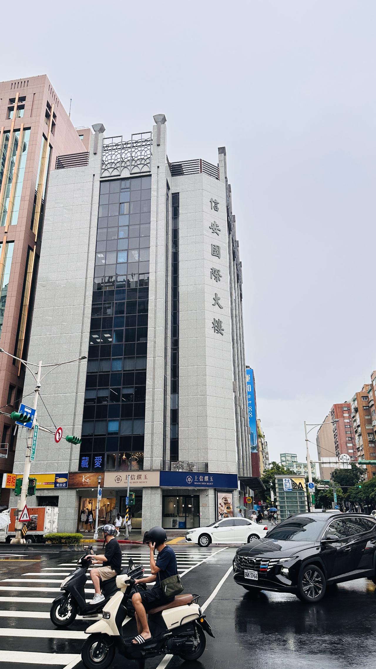 从街道望向台北101，现代地标忽然进入视线