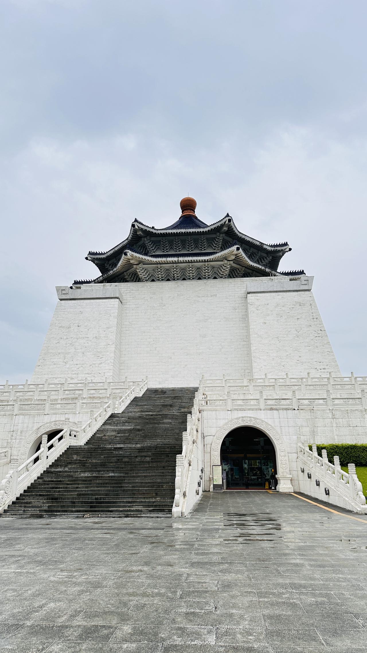 中正纪念堂牌楼下，天空把广场托得很高