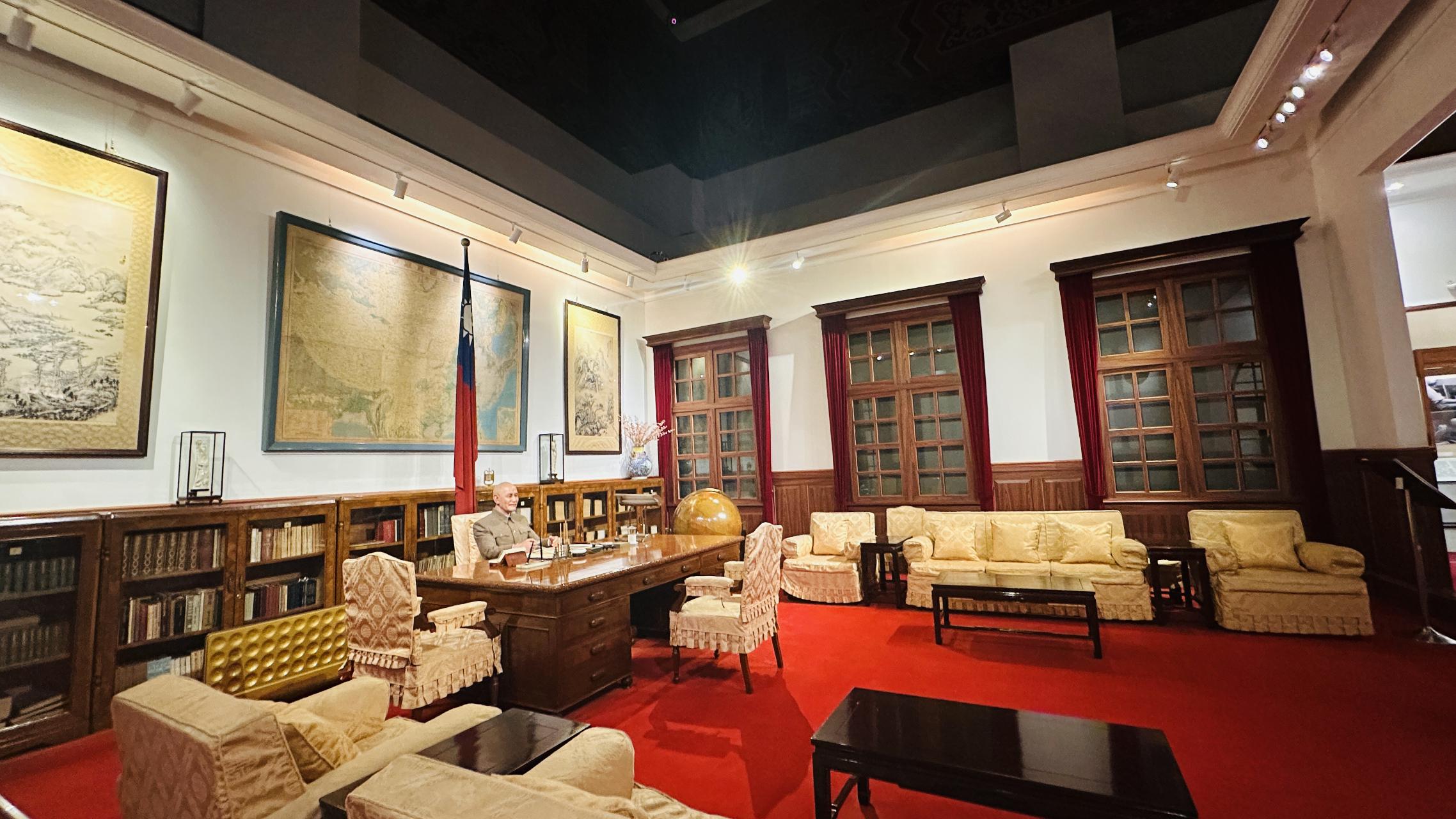 纪念堂主体在远处展开，庄重却不急于靠近