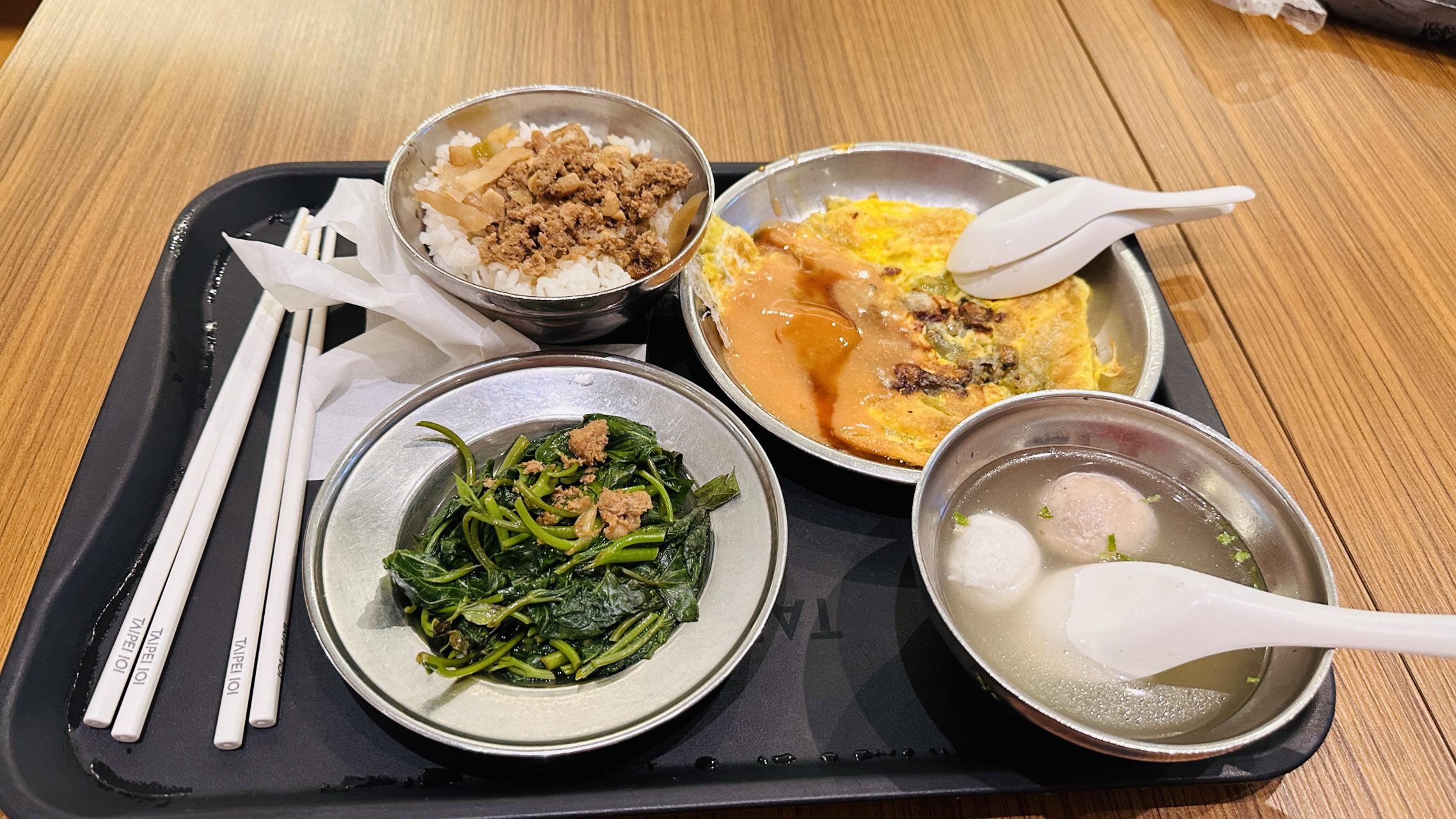 晚餐桌上的热气，是城市旅行里最可靠的安慰