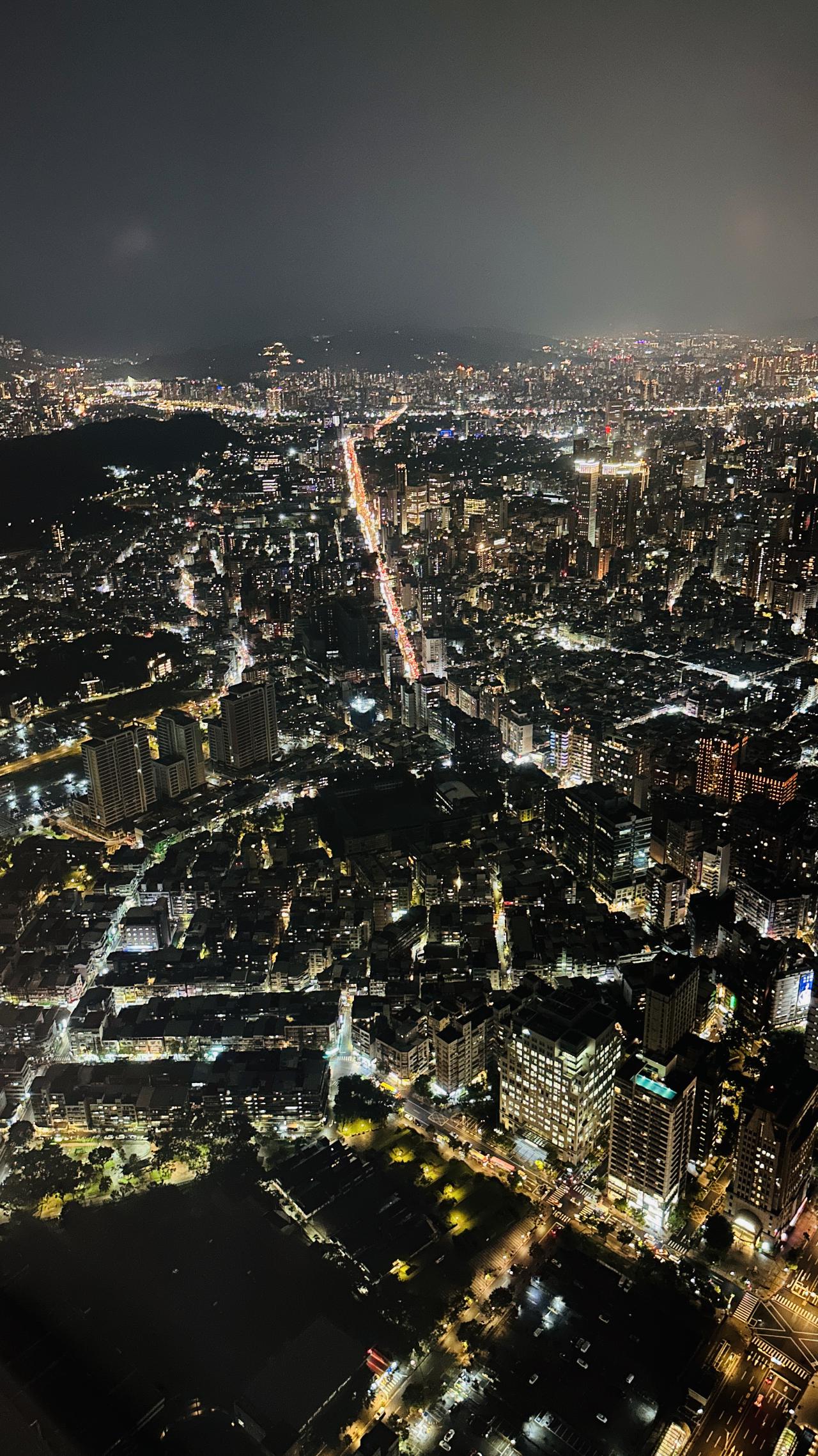 夜里的台北，灯光从街道一直延伸到远处