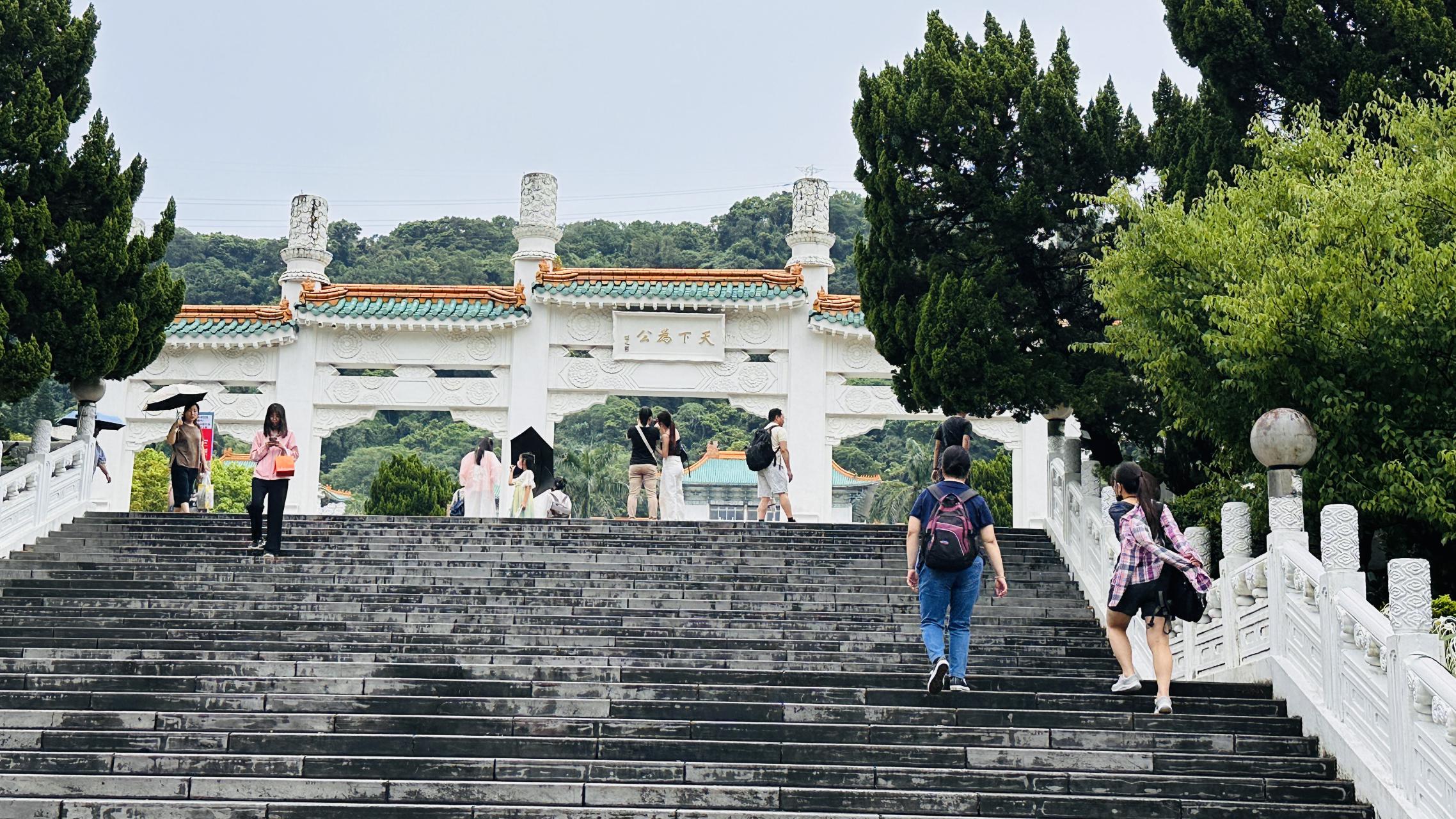 回望馆舍正面，山水把建筑衬得更安静