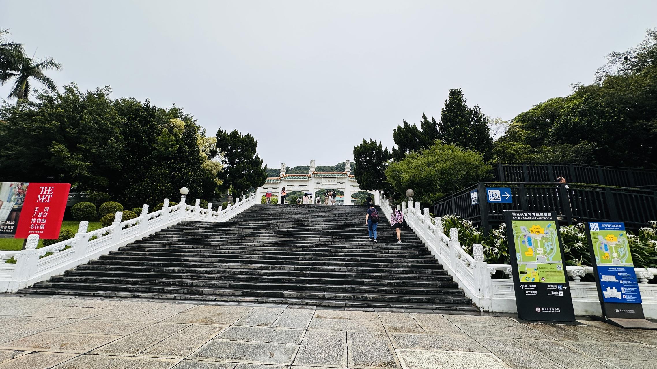台阶与廊柱之间，博物馆也有自己的仪式感