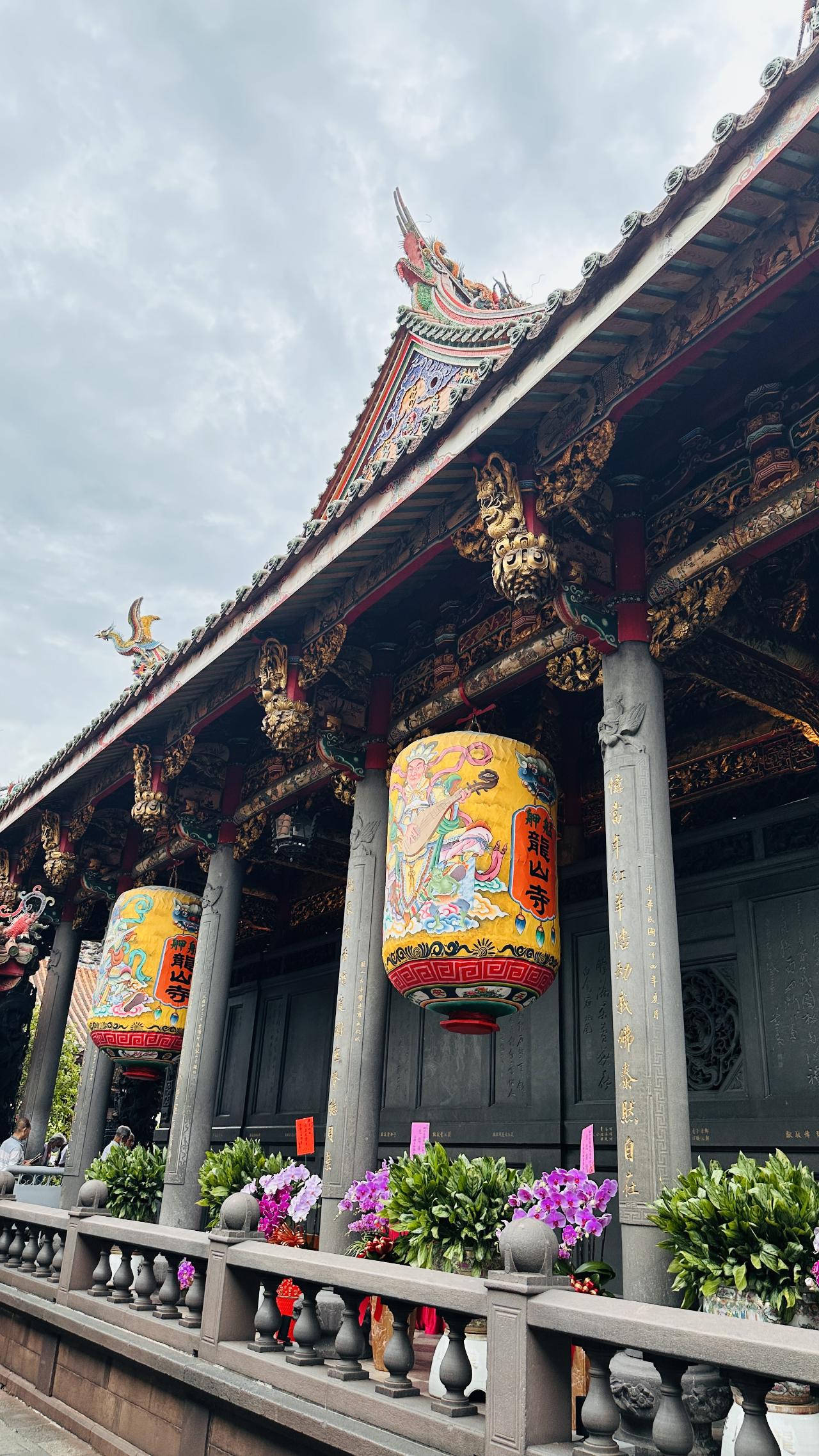 香火与人流之间，城市有了更古老的心跳