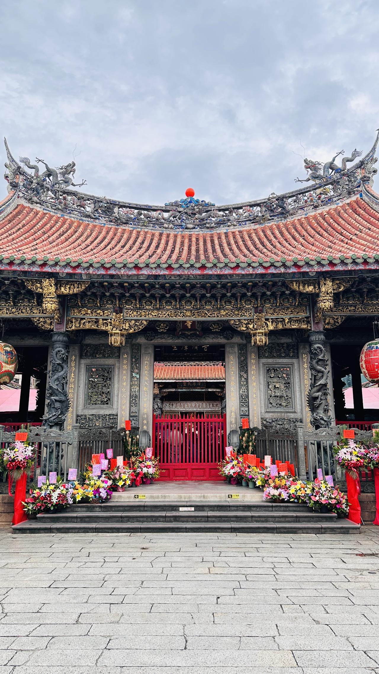 龙山寺屋檐下的纹饰，把民间信仰雕进细节