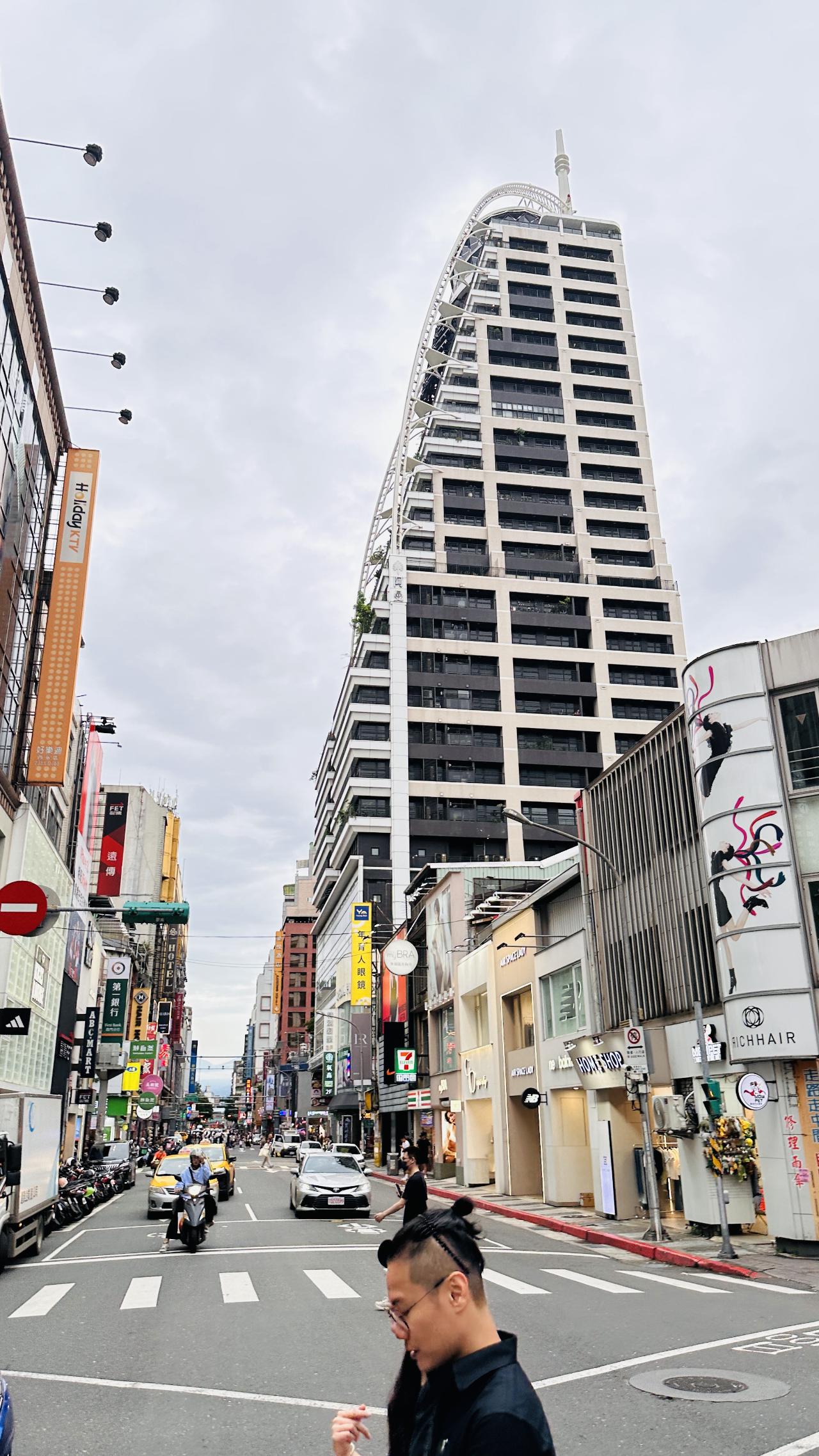 白天再望向101，它像城市里一枚稳定的坐标