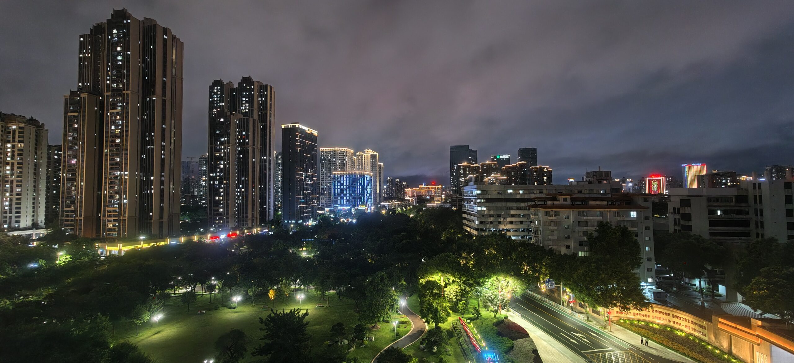 家里望出去的夜景。