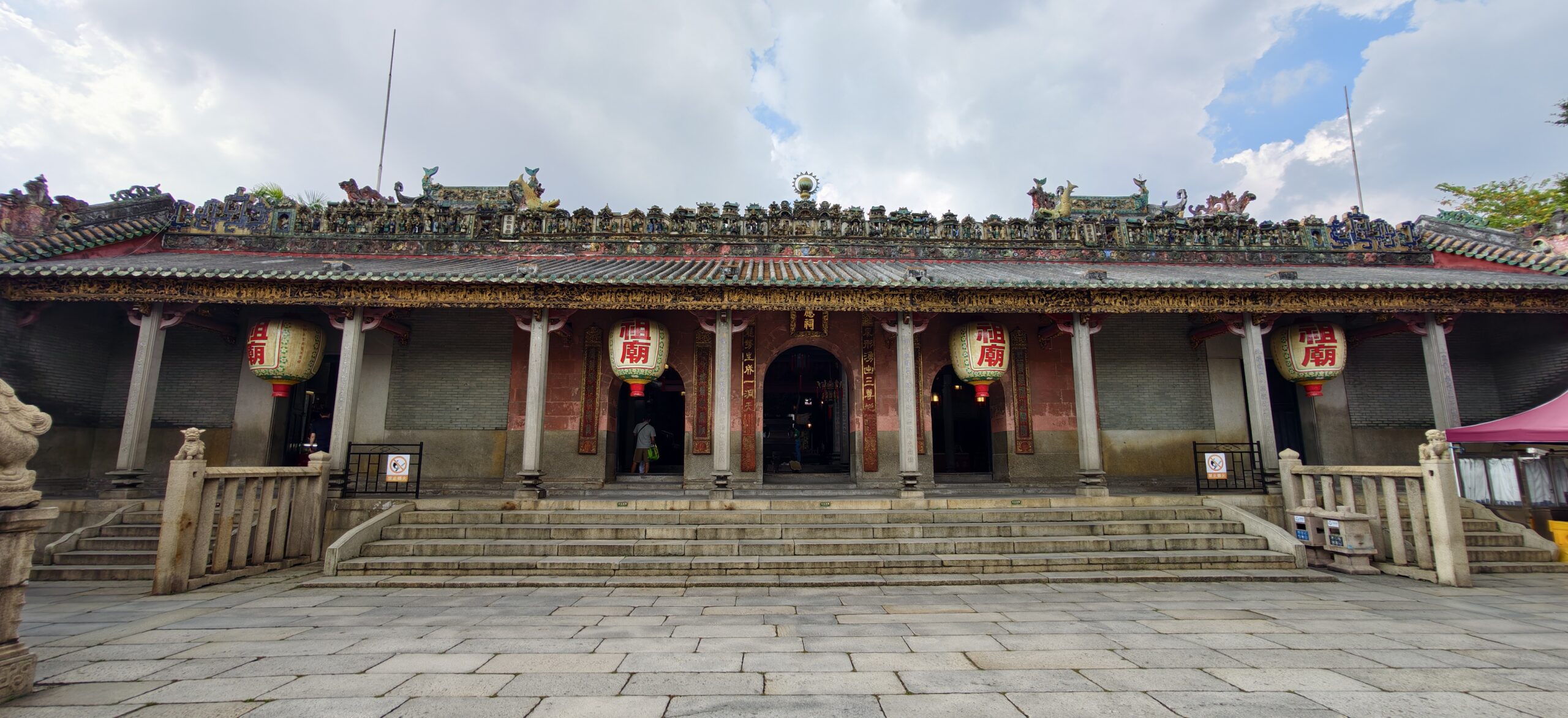 祖庙庭院与殿宇正面全景，屋檐下悬着一排红色祖庙灯笼。