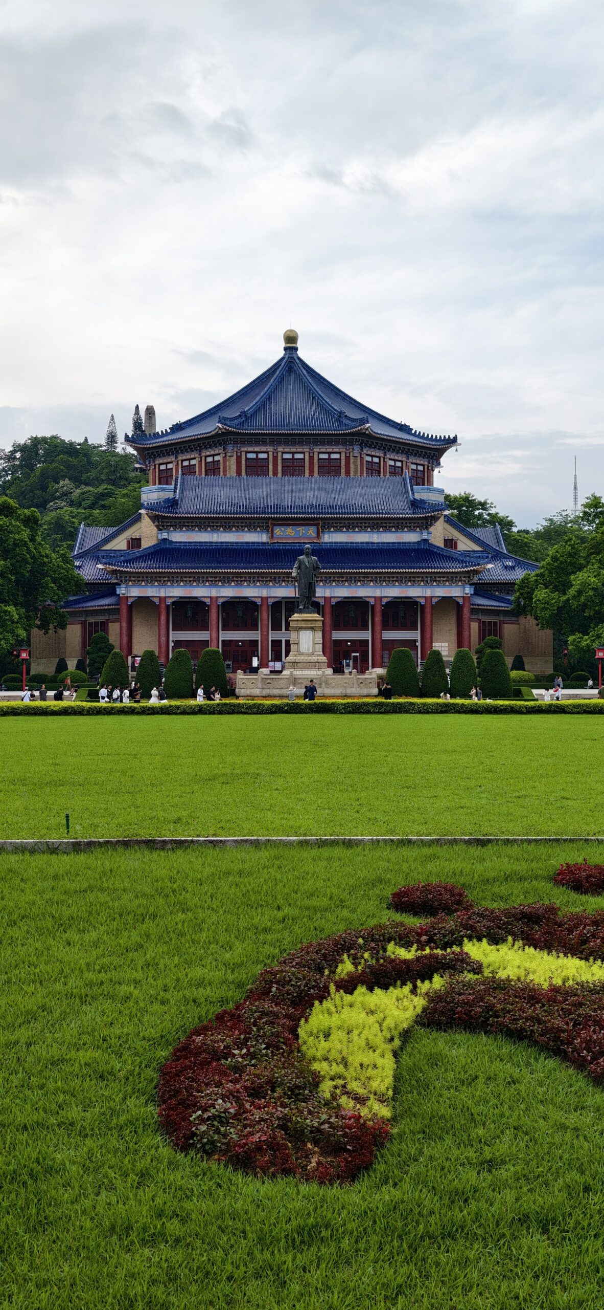 广州段从熟悉的南方气息开始，城市开阔而潮热