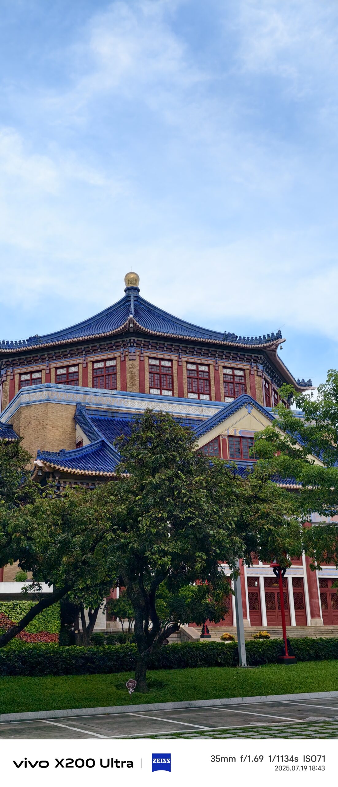 路牌与树影之间，演唱会前还有一点城市闲逛
