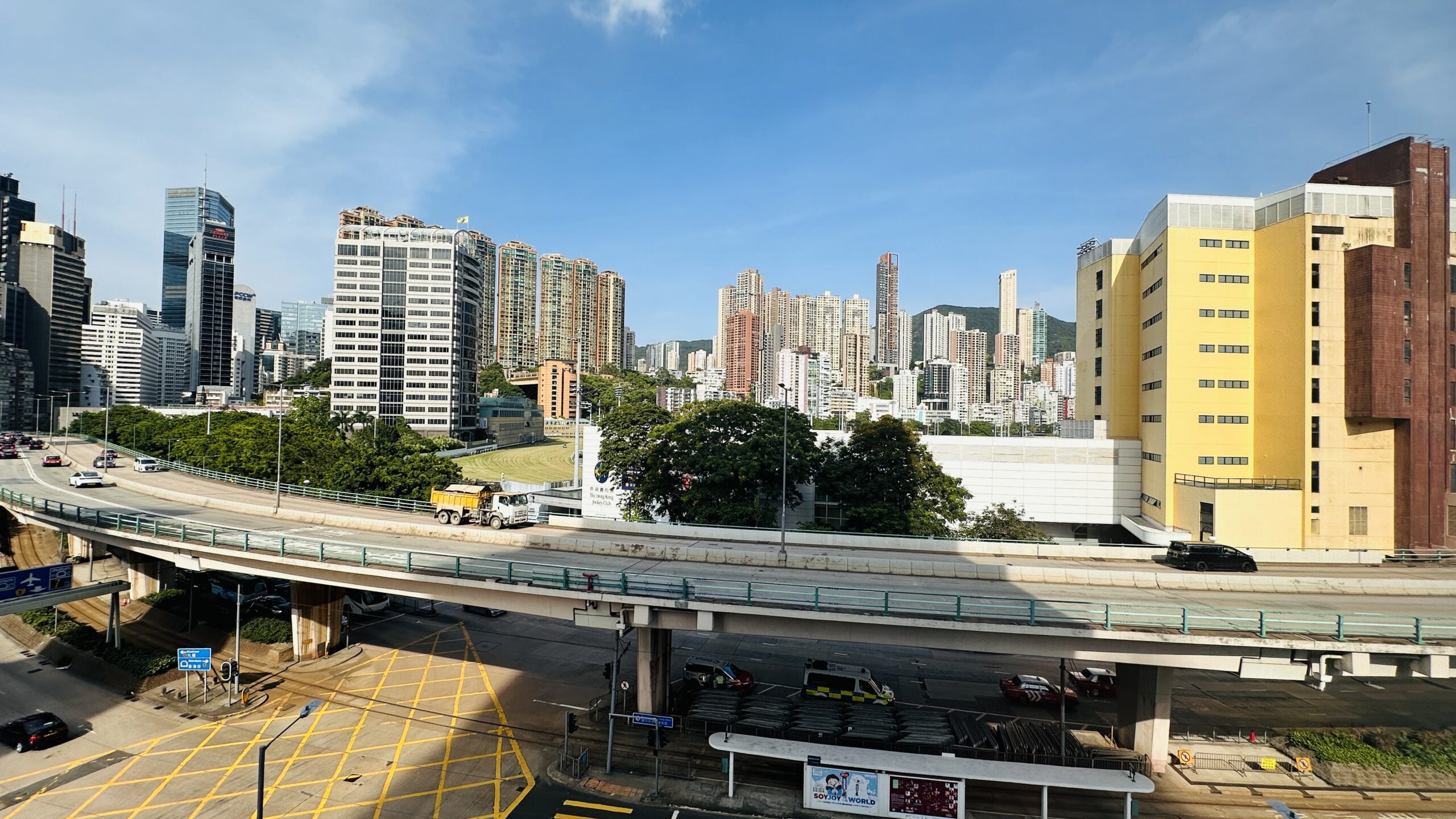 天桥上看湾仔，玻璃楼和道路把城市折成很多层