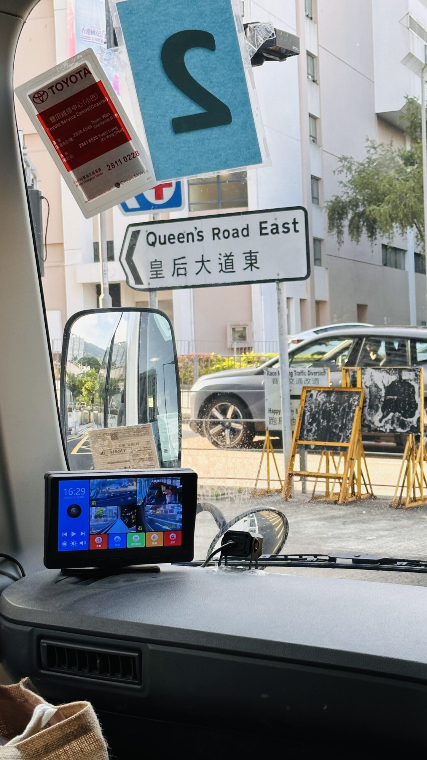 电车与街角交错，旧香港的线条还在日常里行走