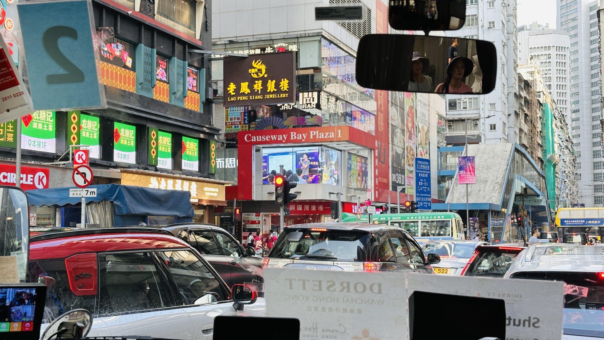 街市和招牌之间，热闹不是表演，而是城市本来的呼吸