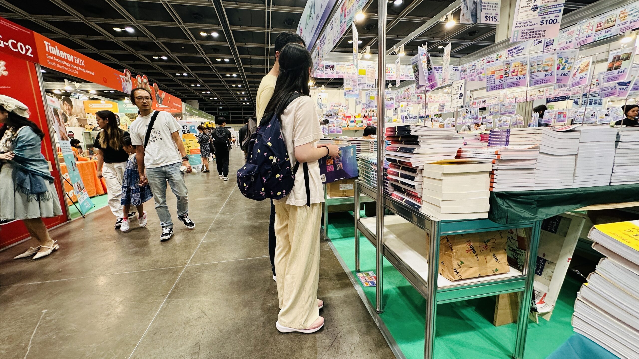 香港书展的规模很大，抬头望去全是灯、书和人