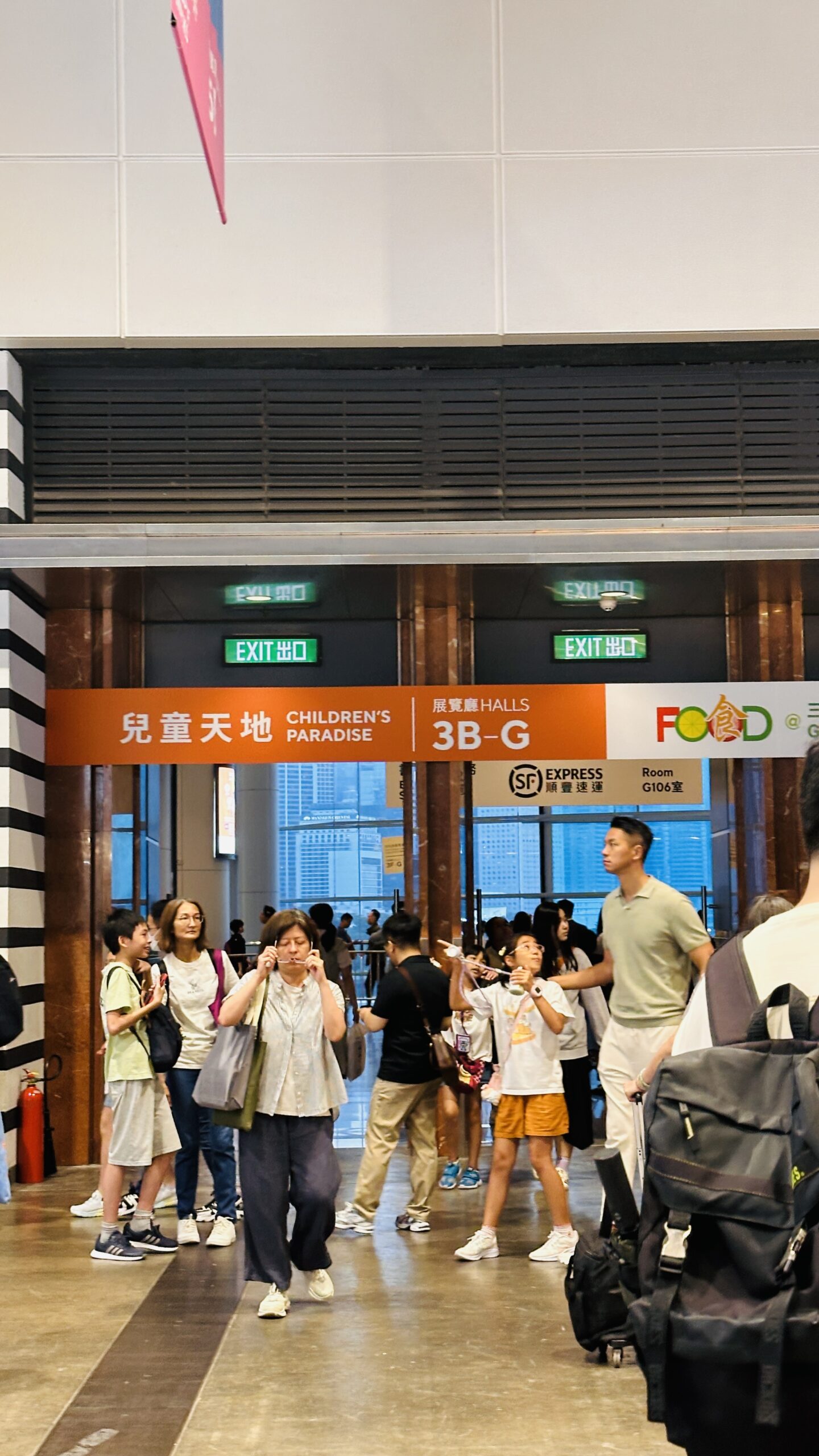 巨大的展馆玻璃外，是另一种明亮的香港