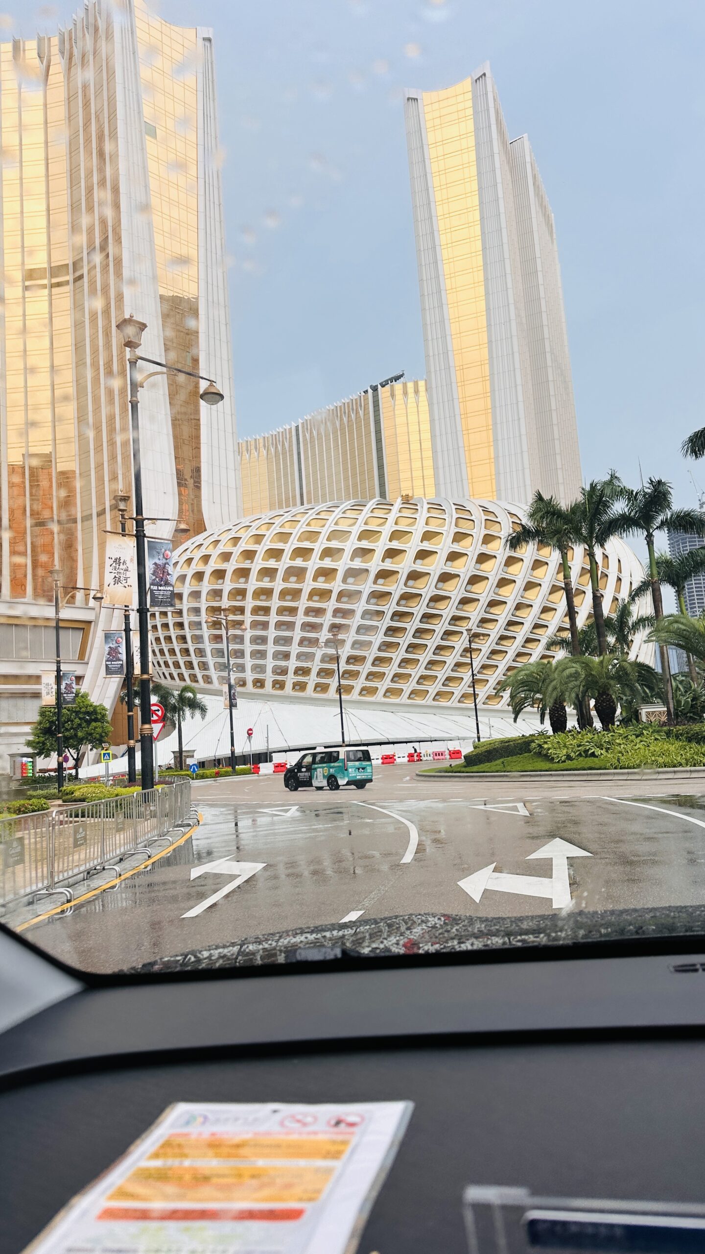 新葡京的轮廓远远立起，城市的纸醉金迷并不遮掩
