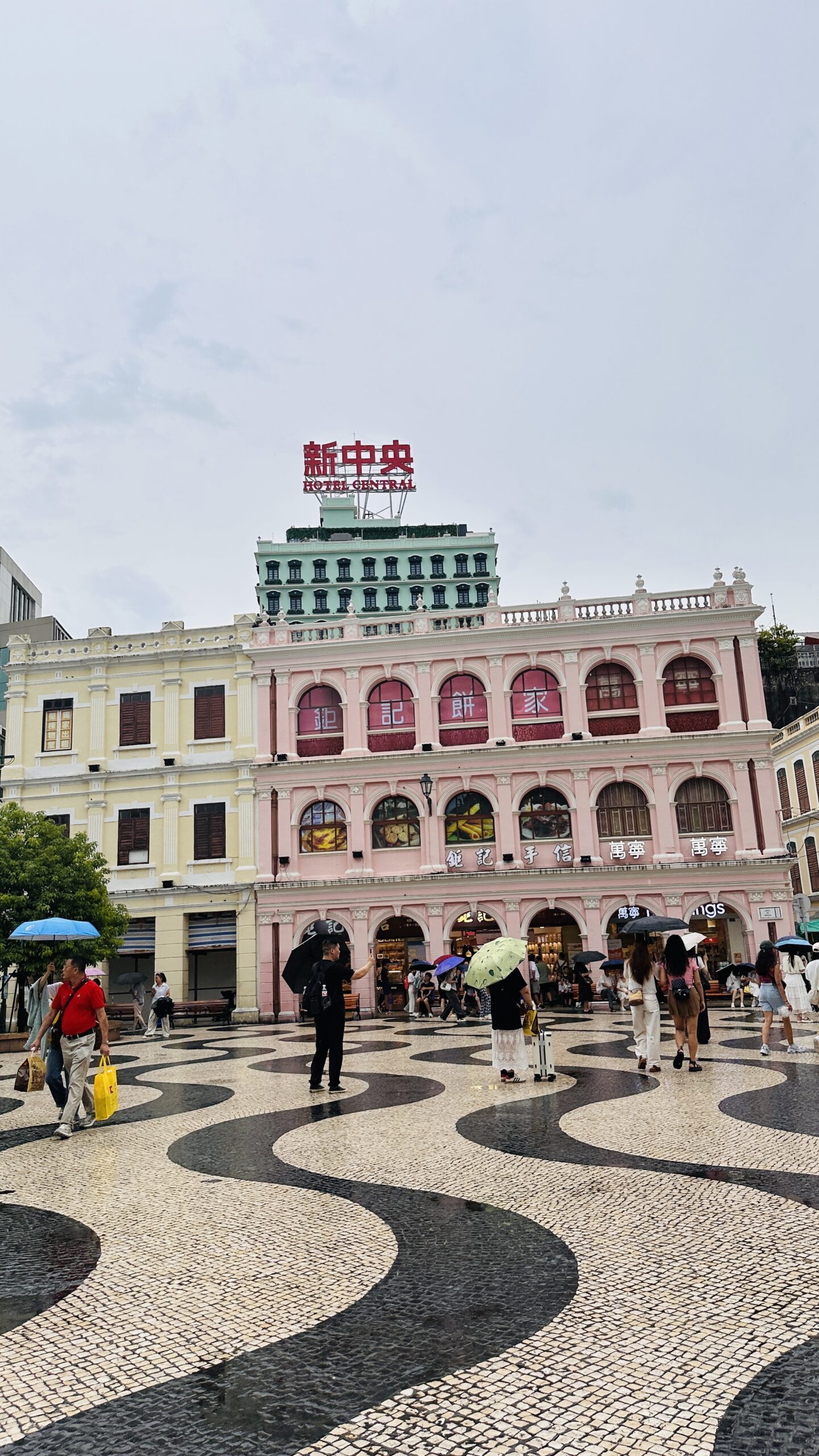 民政总署一带的白墙与拱窗，让城市忽然慢下来