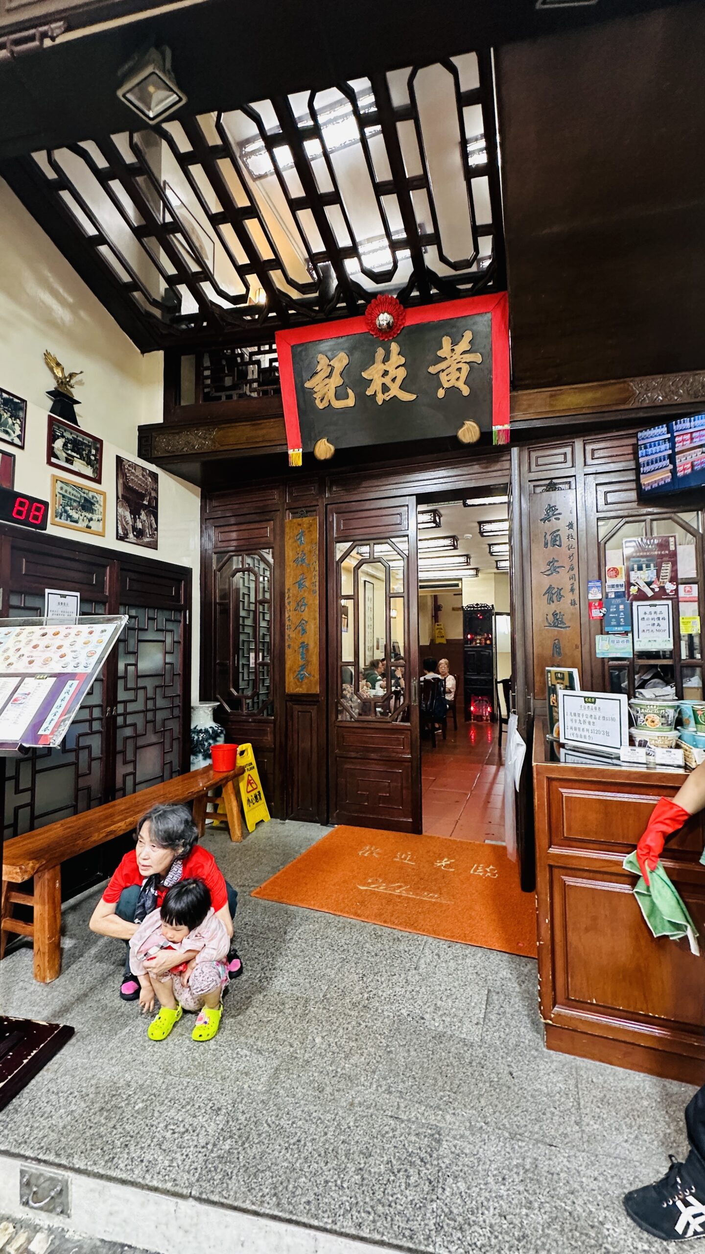 横街里的人流穿过树影，旧城的尺度很适合步行