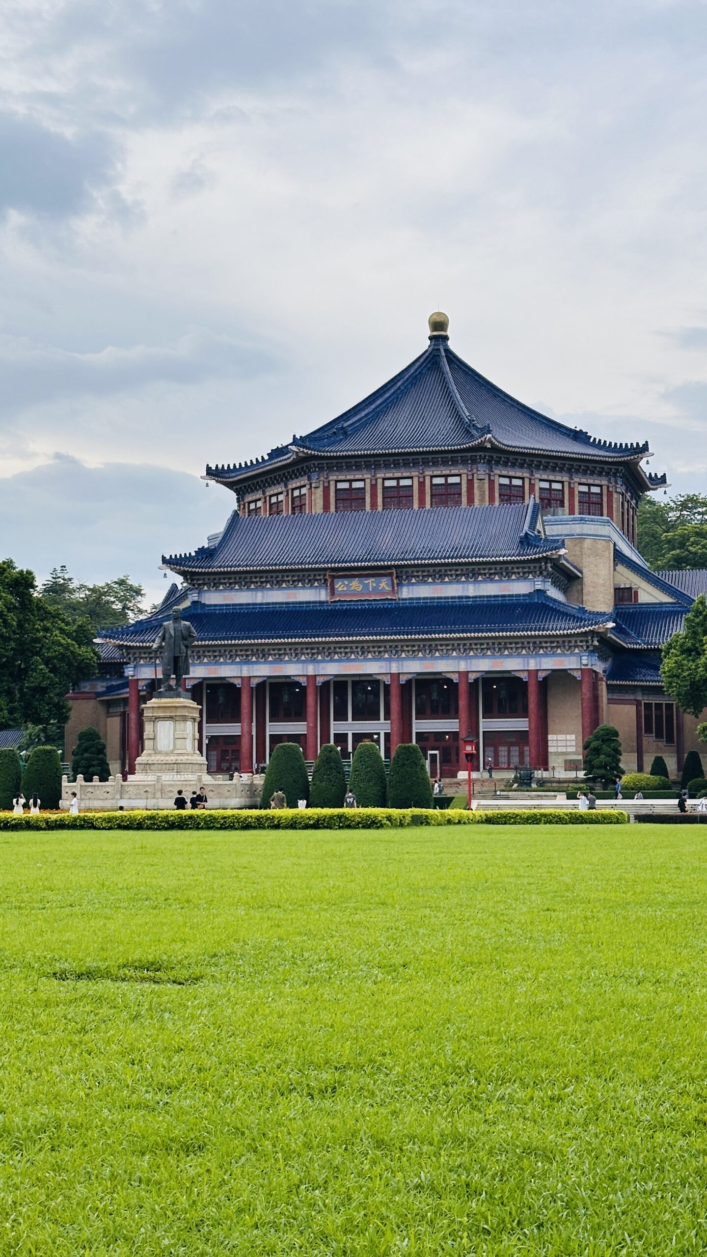 红墙与牌匾把广州的历史感放在热闹市区里