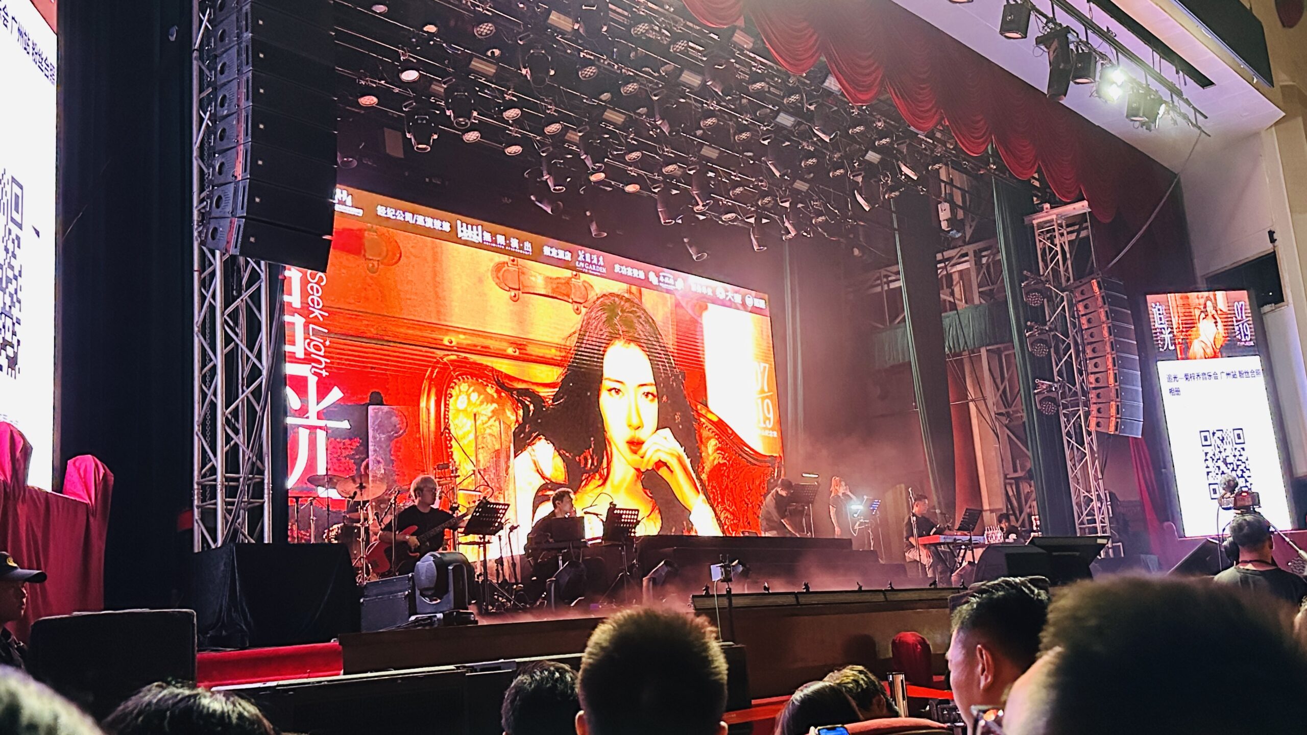 广州的场馆内部，灯光与穹顶构成另一种夜景