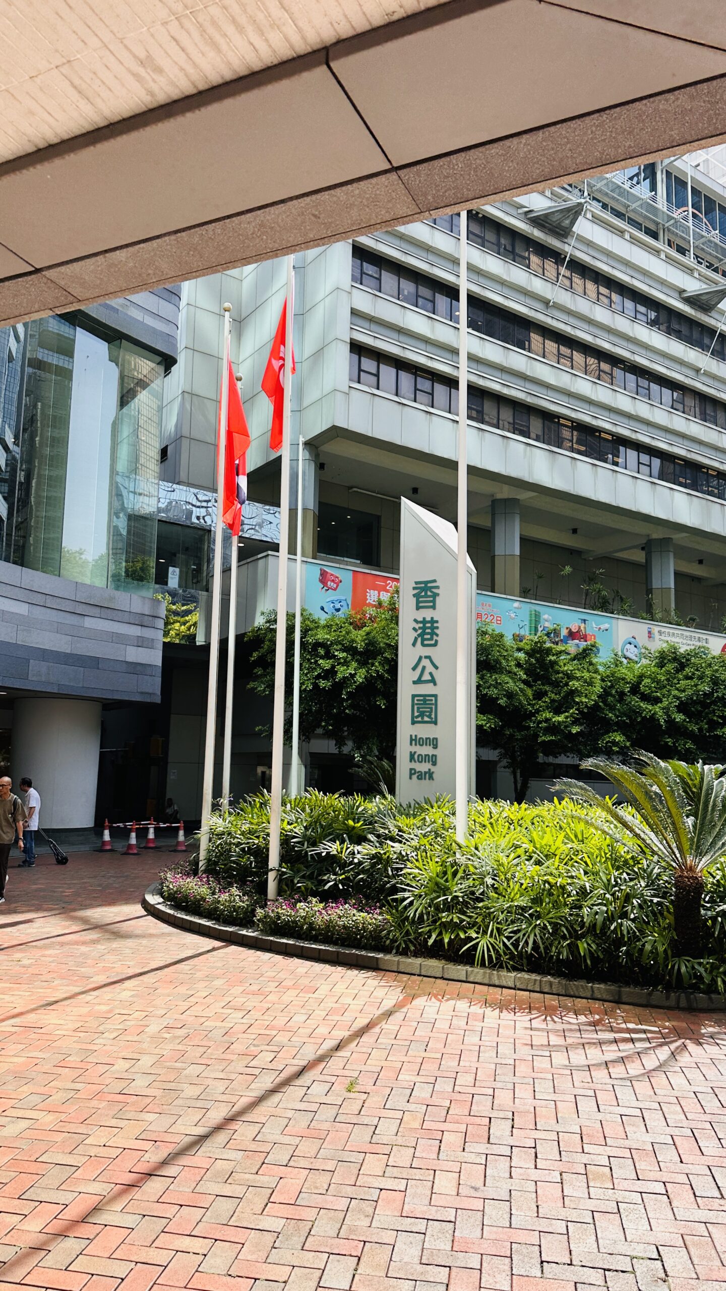 会展一带的入口与人流，书展的气息已经很近
