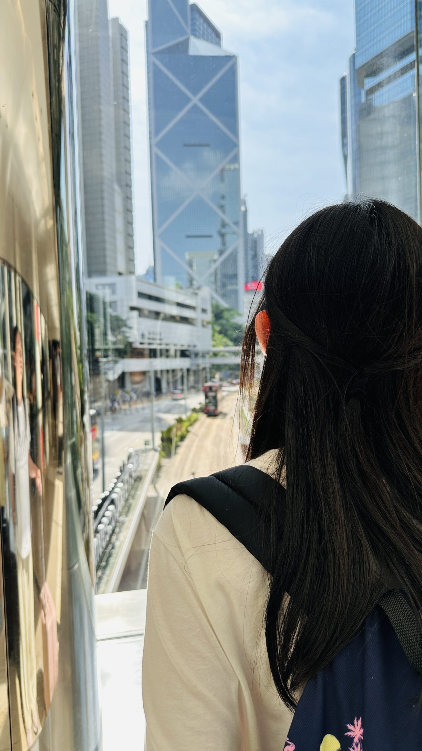 香港街口的路牌和楼影，总有一种熟悉又锋利的节奏