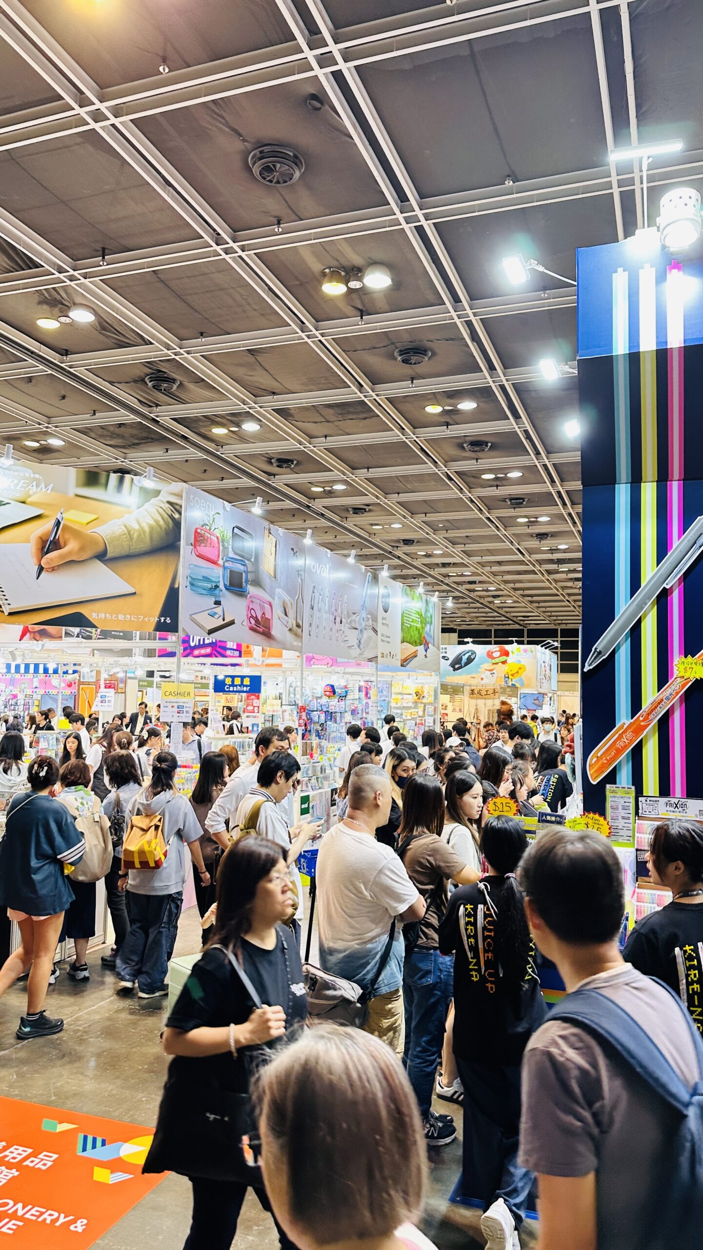 展馆里人流一层层展开，热闹中仍有秩序