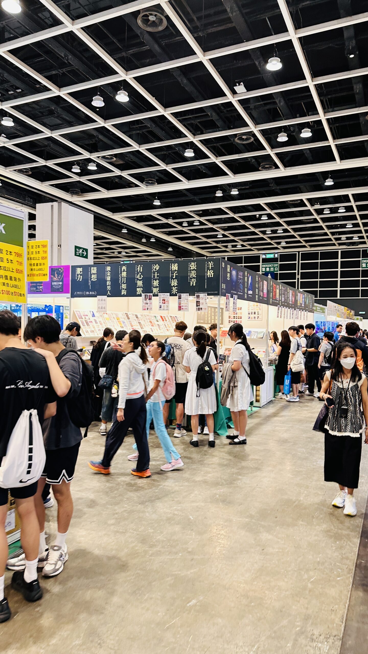 小姐姐在人流里寻找自己感兴趣的摊位，眼神比脚步更快