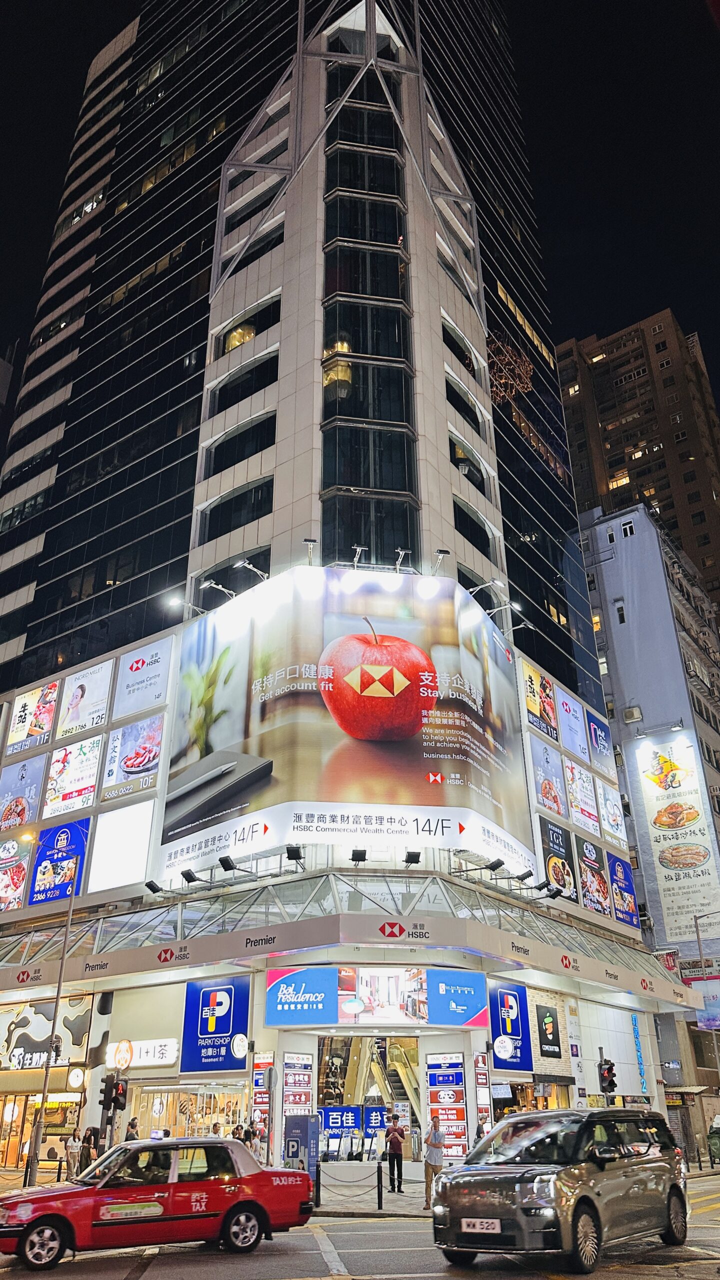 展馆附近的灯牌亮起，书展的热闹慢慢退回街面