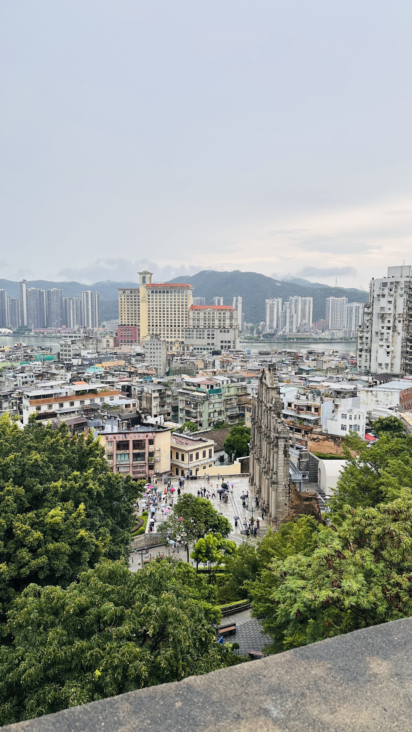 街口的斜坡向上延伸，老城让人走得慢，也看得细