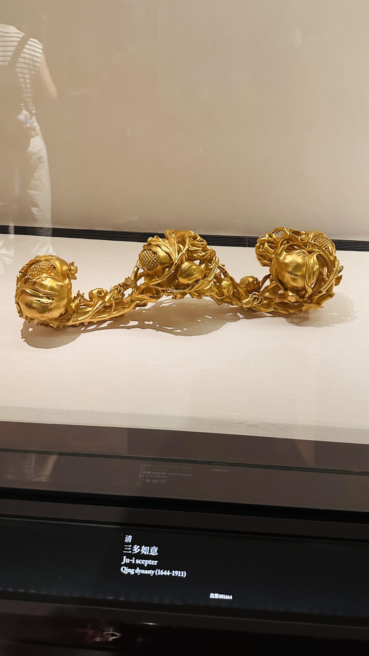 金器的光不张扬，反倒显出一种克制的贵气