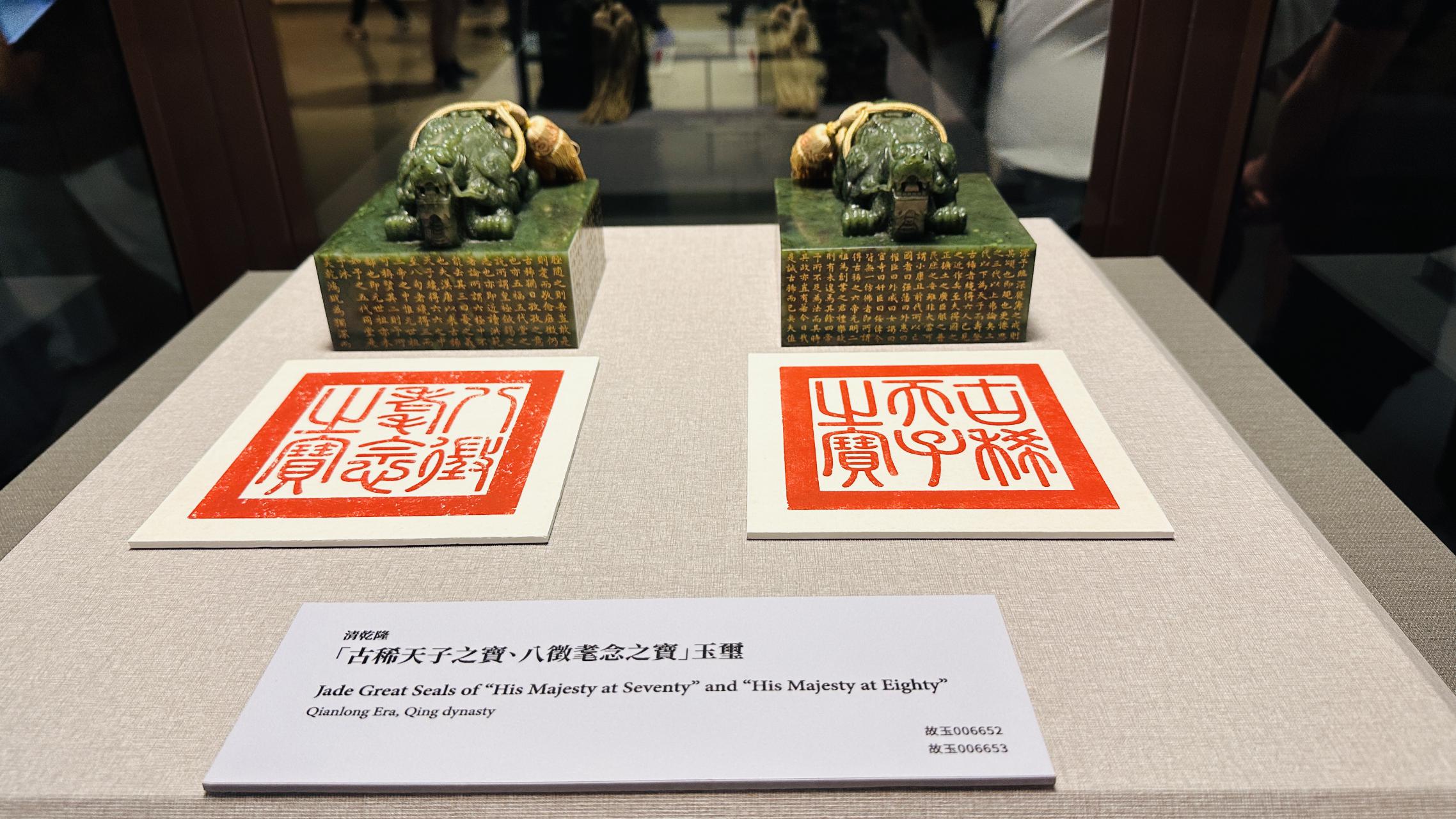 几方印玺并排陈列，权力和文字都被收进小小的方寸里