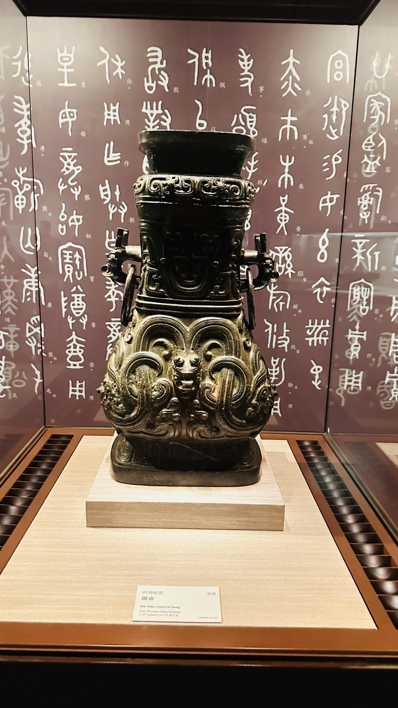 瓶身上的花纹细密，审美被一代代手艺磨得极稳
