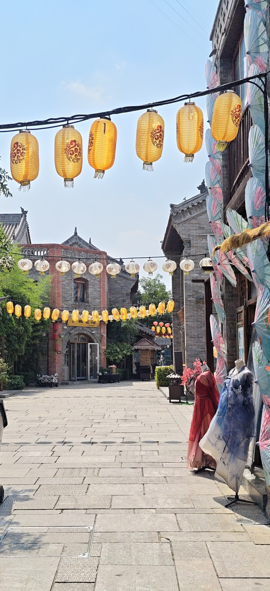 洛邑古城灯笼街巷与汉服店